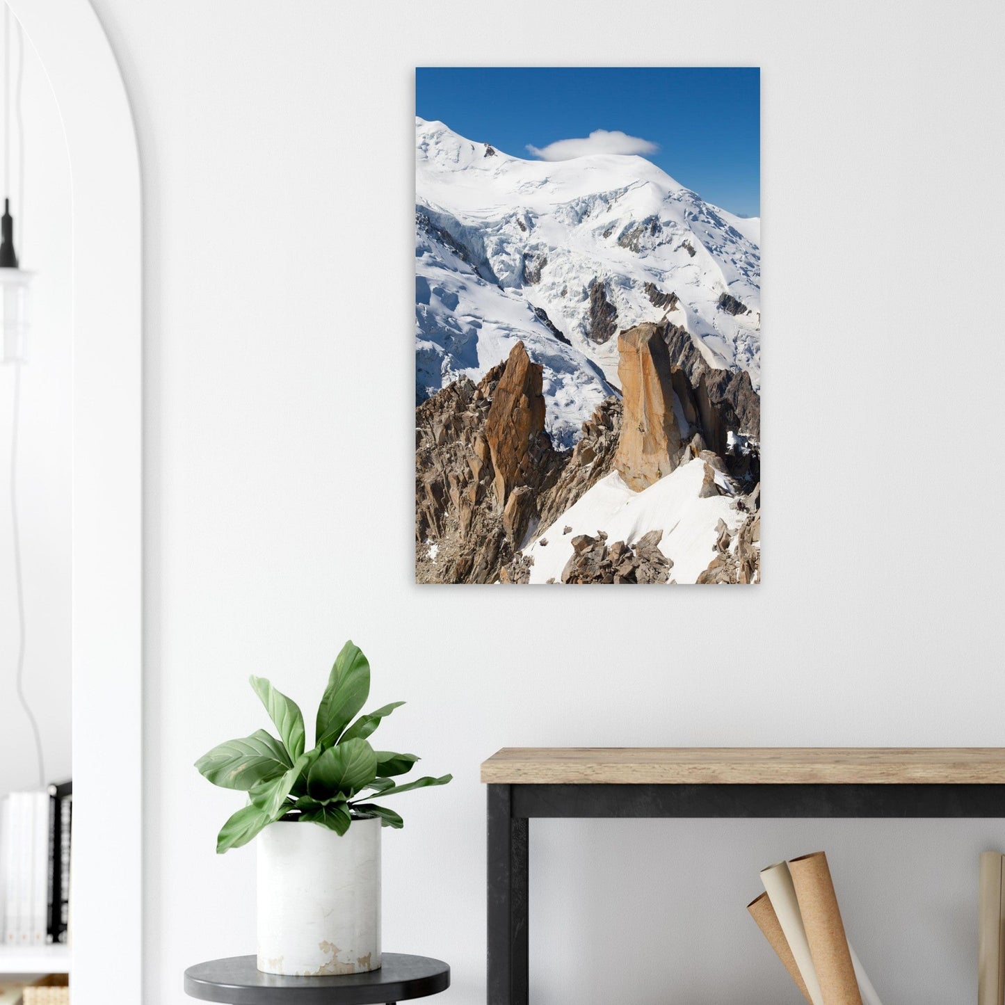 Tableau photo d'Alpinistes sur l’arête des Cosmiques face au Mont-Blanc sur aluminium Dibond mat, accroché sur un mur clair