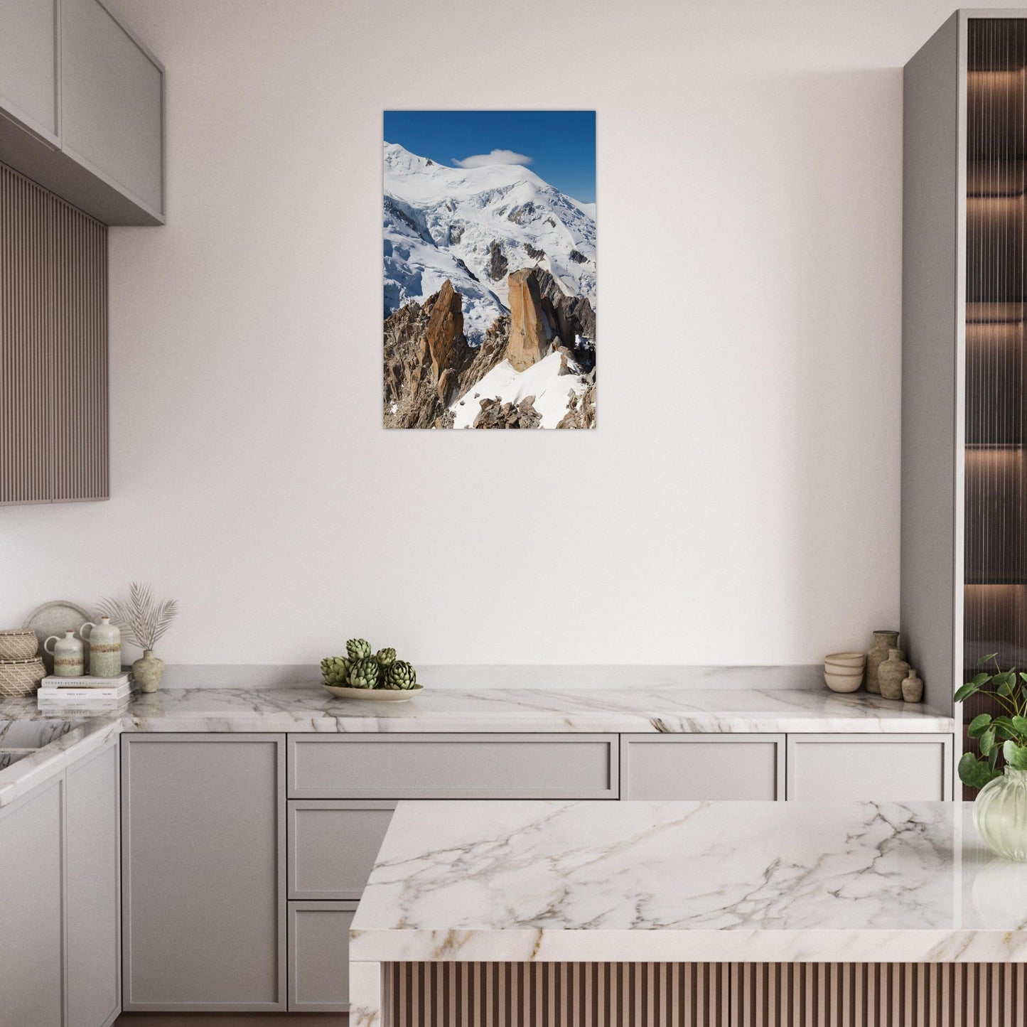 Tableau photo d'Alpinistes sur l’arête des Cosmiques face au Mont-Blanc sur aluminium Dibond mat, présenté dans un intérieur