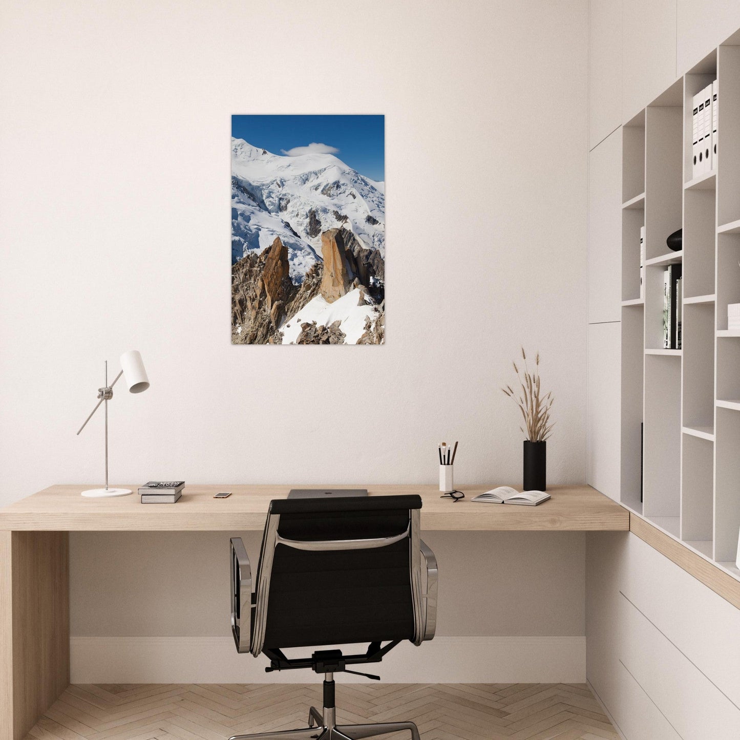 Tableau photo d'Alpinistes sur l’arête des Cosmiques face au Mont-Blanc sur aluminium Dibond mat, présenté dans un espace de travail