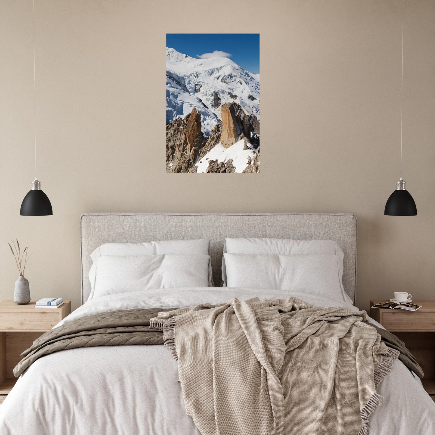 Tableau photo d'Alpinistes sur l’arête des Cosmiques face au Mont-Blanc sur aluminium Dibond mat, exposé dans une chambre