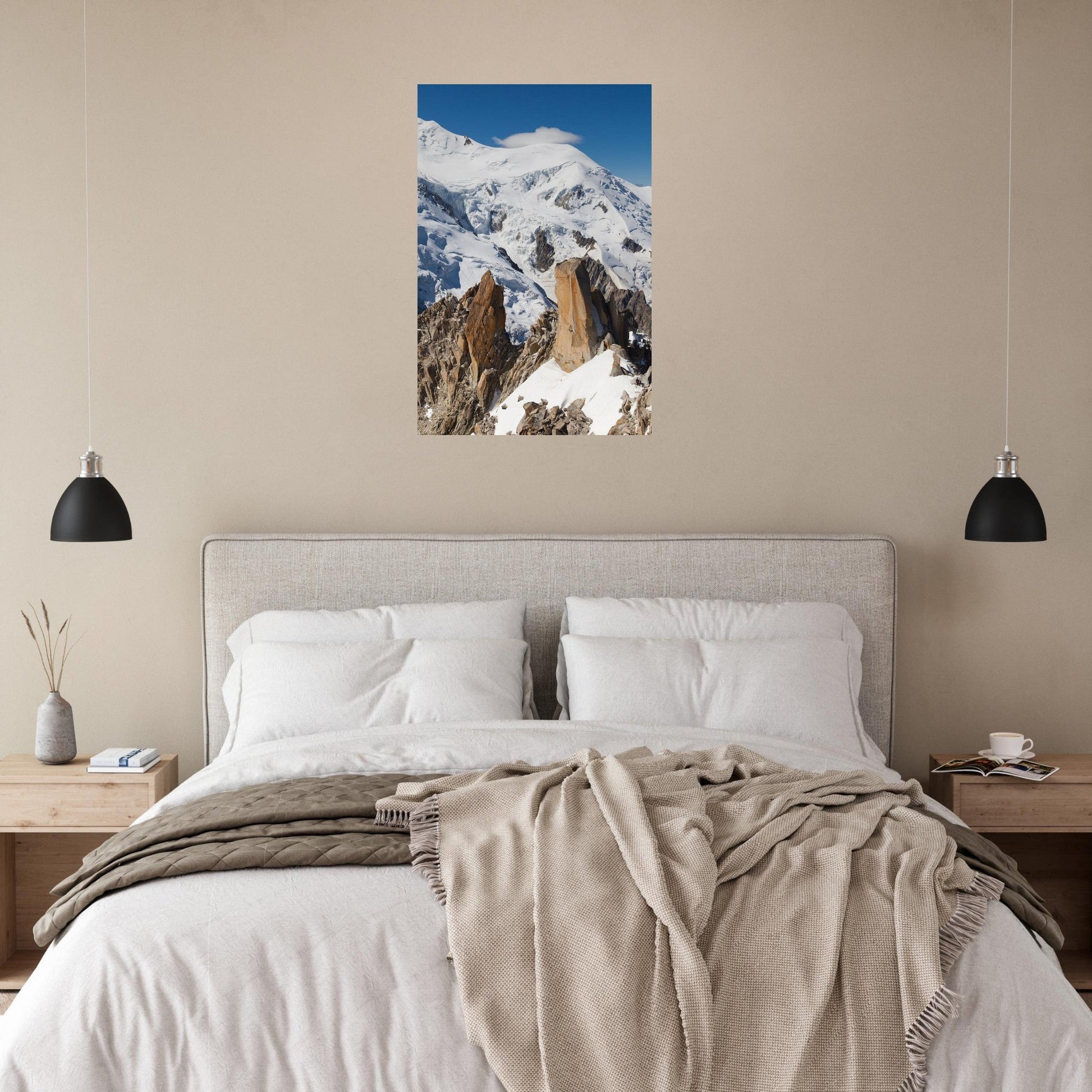 Tableau photo d'Alpinistes sur l’arête des Cosmiques face au Mont-Blanc sur aluminium Dibond mat, exposé dans une chambre