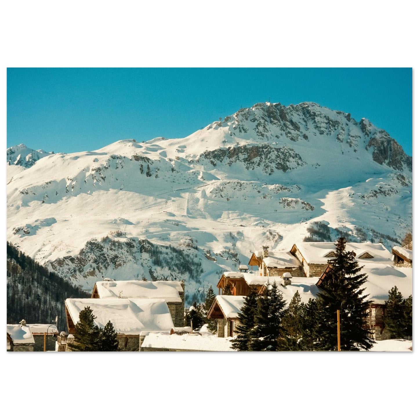 Photo de chalets enneigés à Val d’Isère — tableau photo paysage de montagne en Alu Dibond, fabrication française