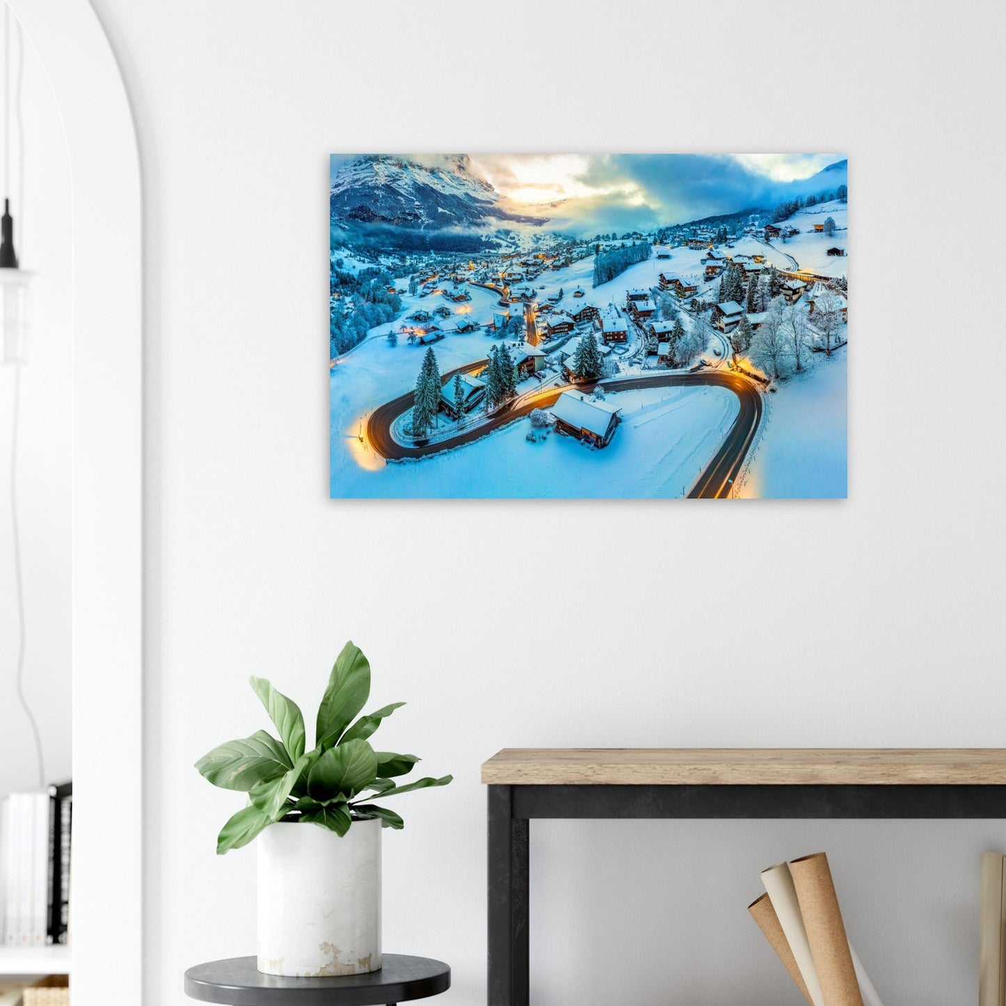 Tableau photo de Grindelwald sous l’Eiger à l’heure bleue sur aluminium Dibond mat, présenté dans un intérieur