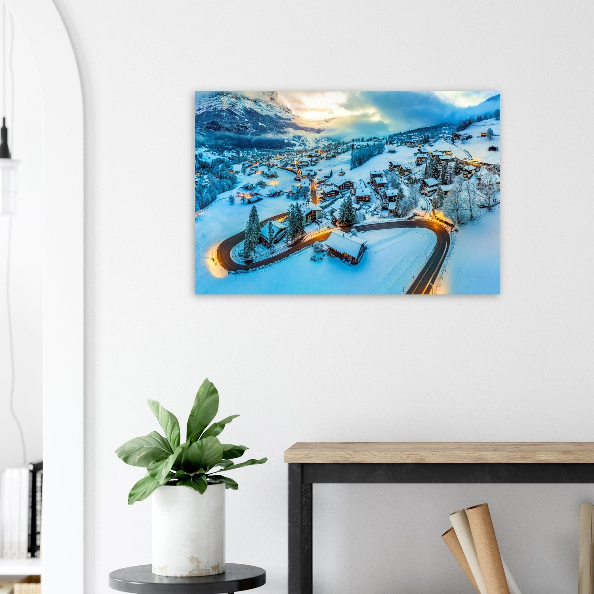 Tableau photo de Grindelwald sous l’Eiger à l’heure bleue sur aluminium Dibond mat, présenté dans un intérieur