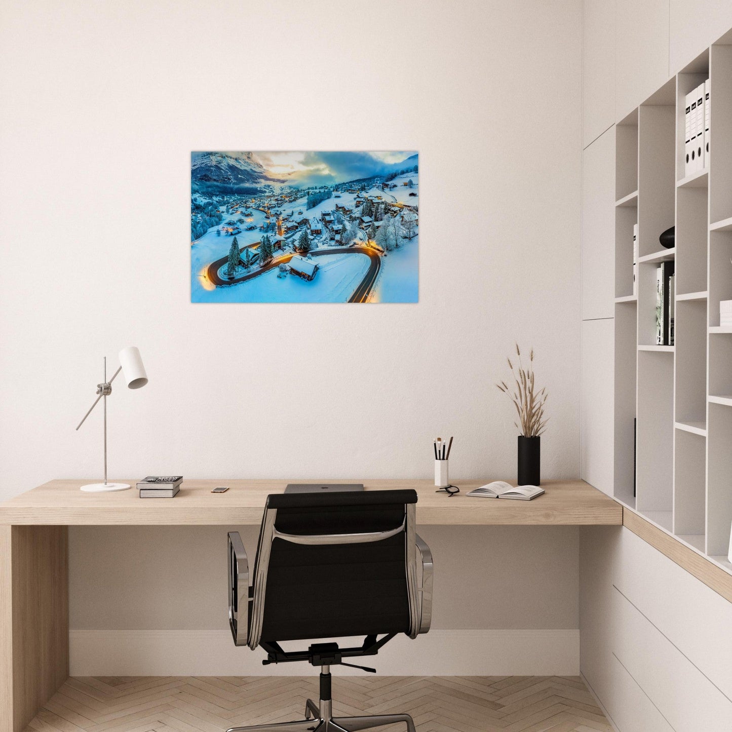 Tableau photo de Grindelwald sous l’Eiger à l’heure bleue sur aluminium Dibond mat, présenté dans un espace de travail