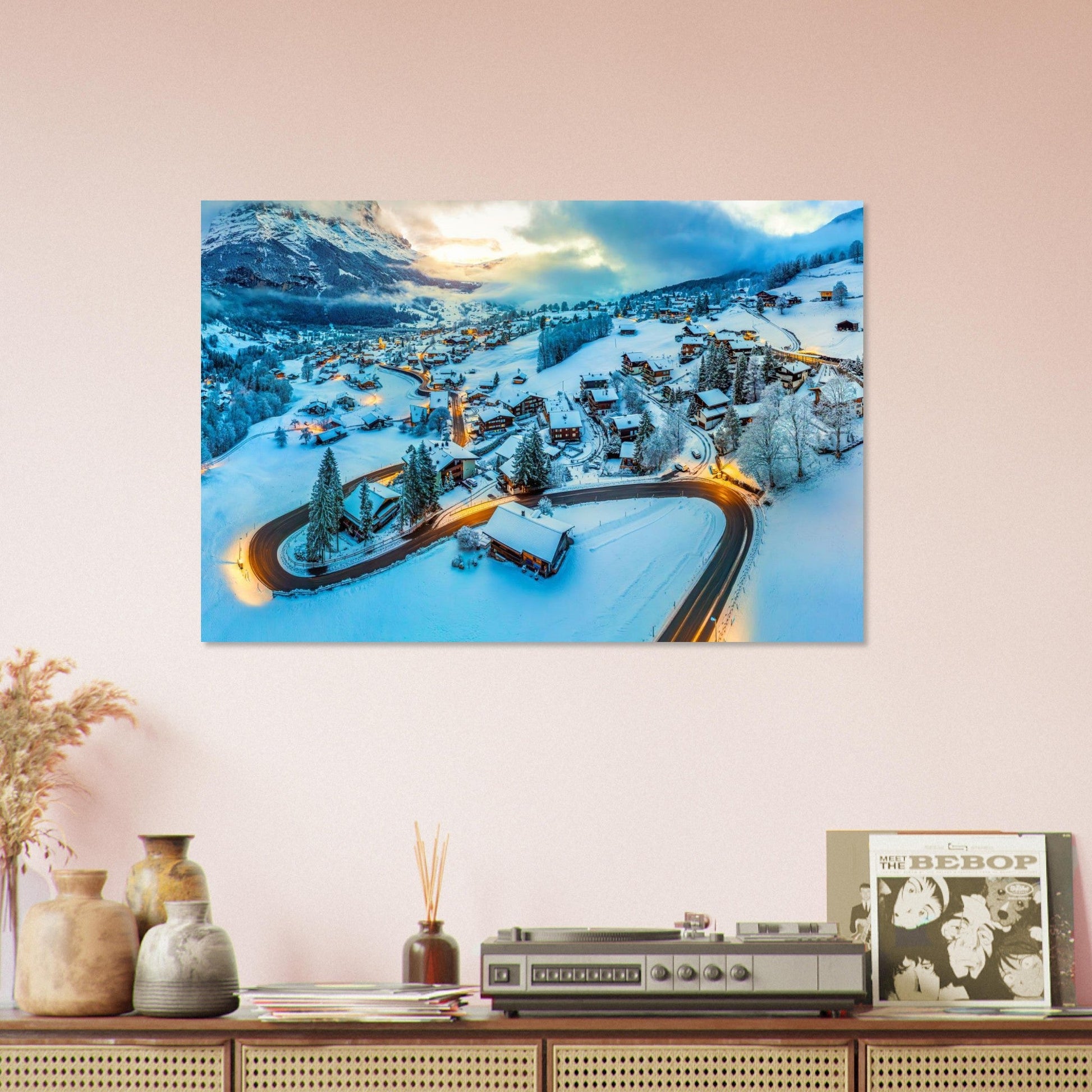 Tableau photo de Grindelwald sous l’Eiger à l’heure bleue sur aluminium Dibond mat, accroché sur un mur clair