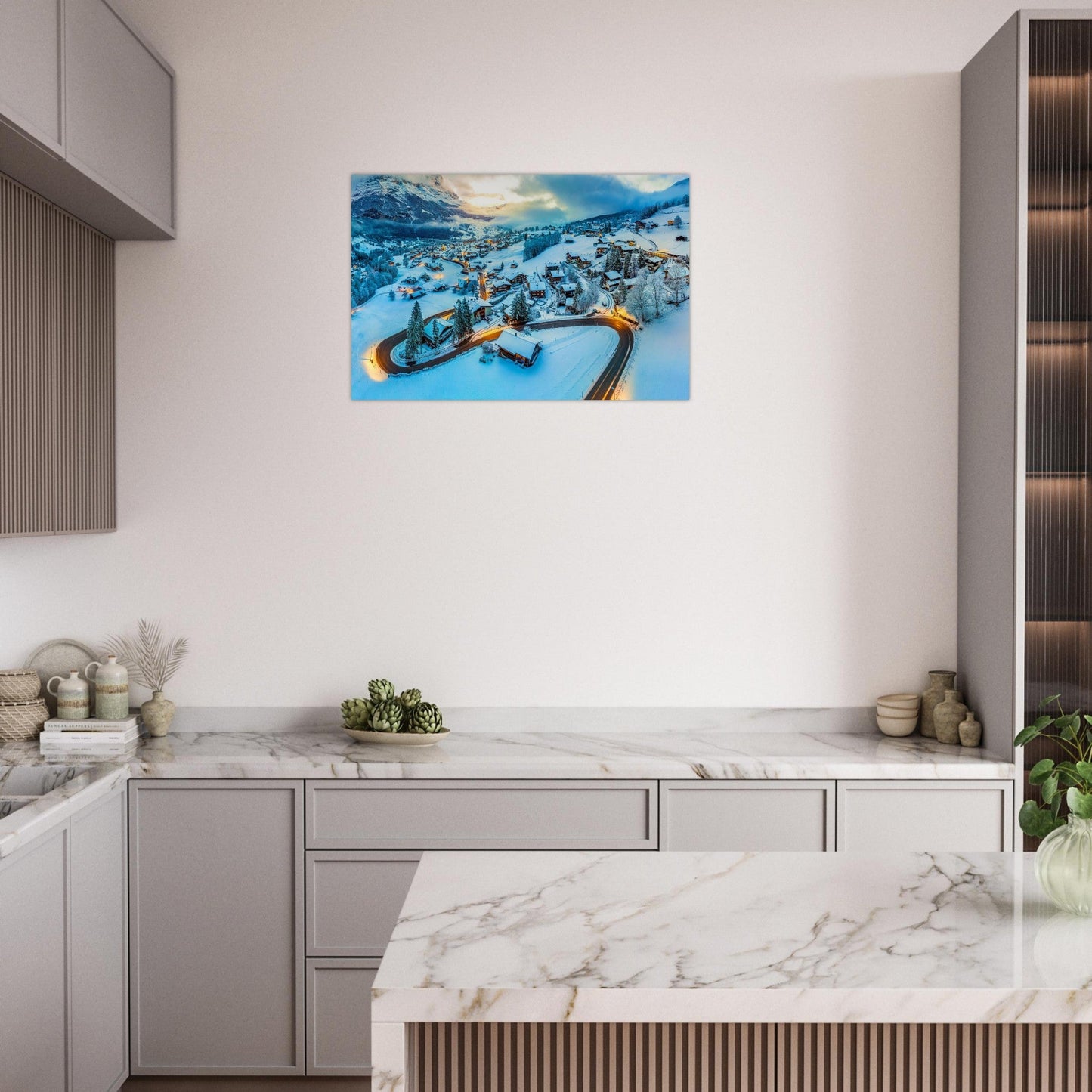 Tableau photo de Grindelwald sous l’Eiger à l’heure bleue sur aluminium Dibond mat, présenté dans un espace de vie