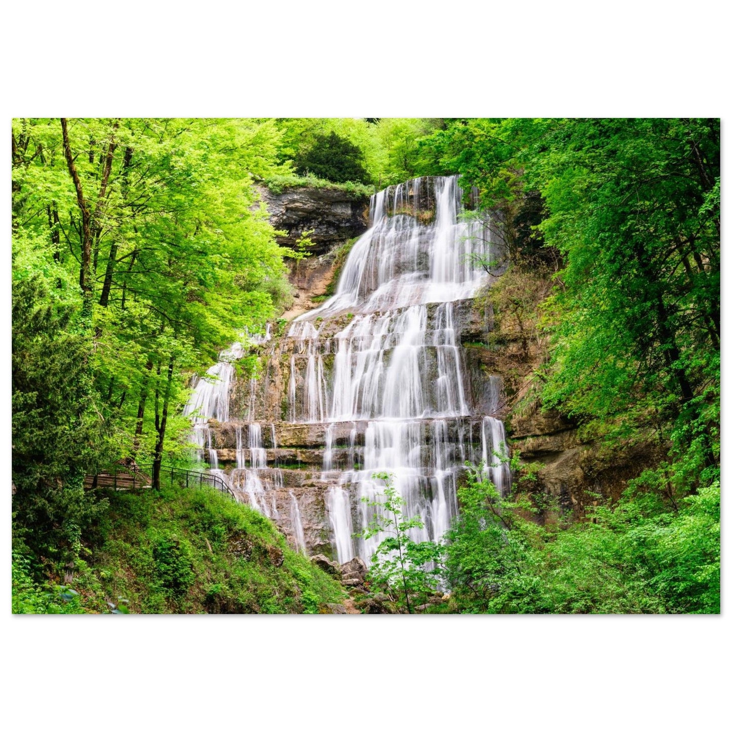 Tableau photo de la cascade de l’Éventail dans le Jura intégré dans un intérieur contemporain