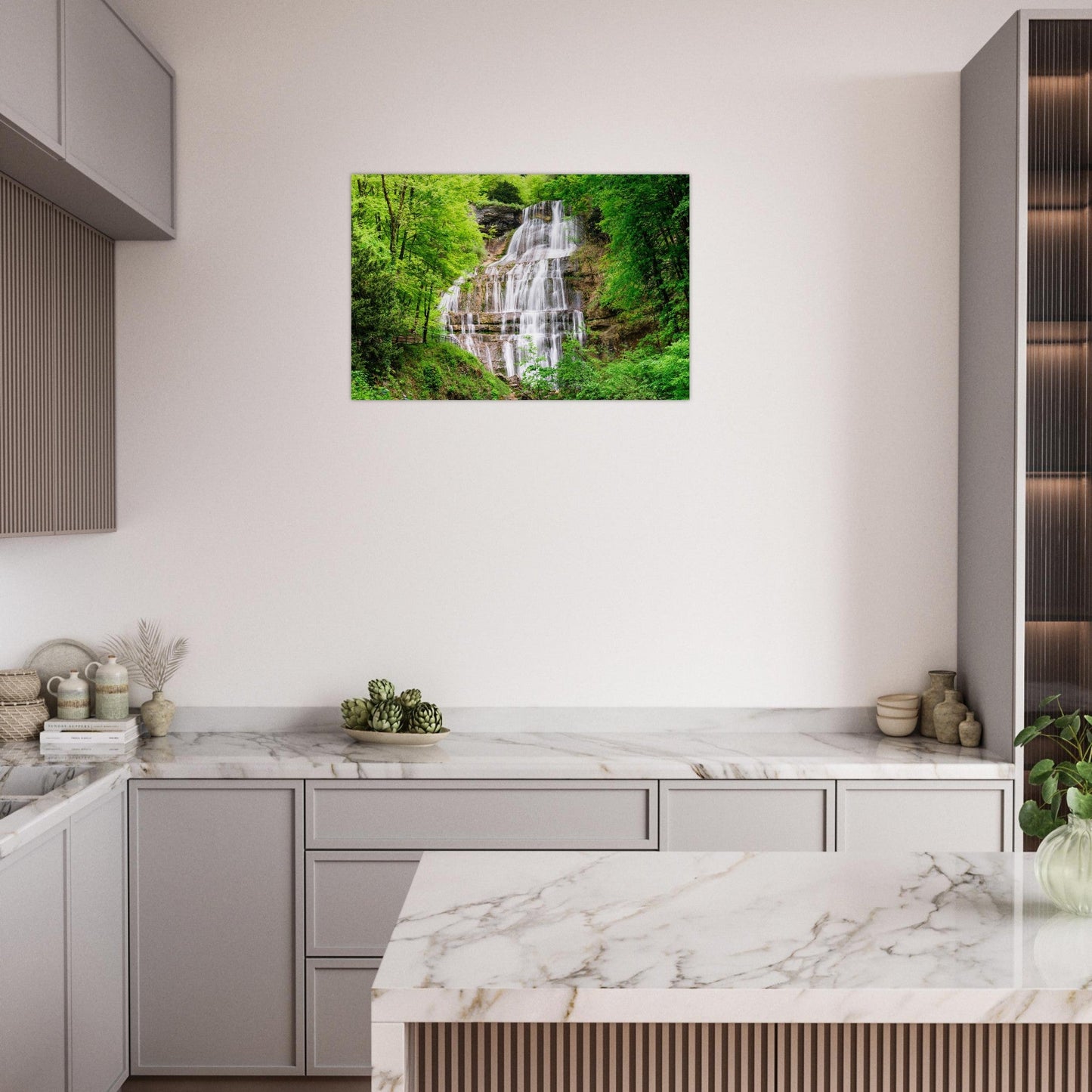 Tableau photo de la cascade de l’Éventail dans le Jura mis en scène dans une cuisine moderne