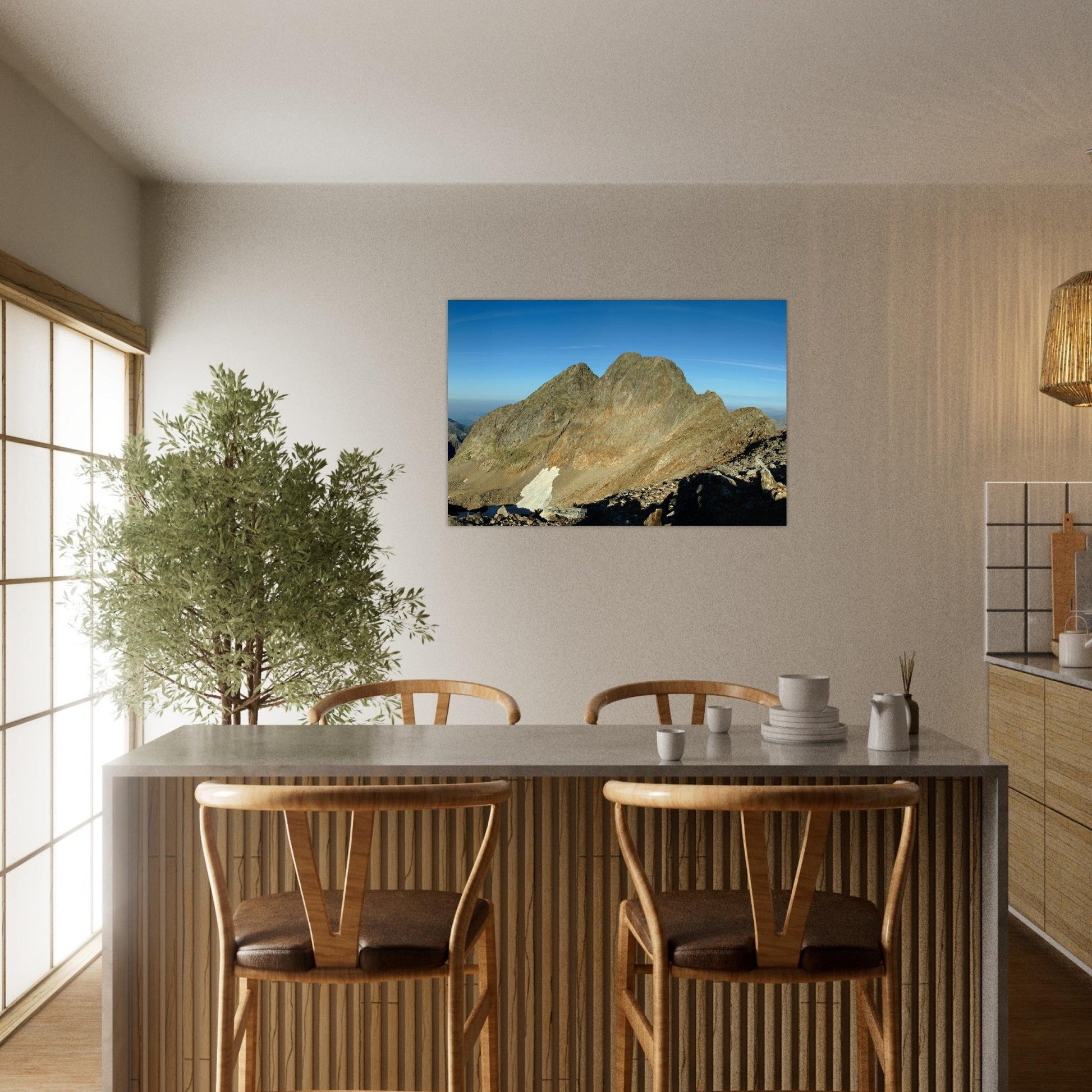 Tableau photo de la cime du Gélas dans le parc national du Mercantour sur aluminium Dibond mat, mis en scène dans une cuisine moderne