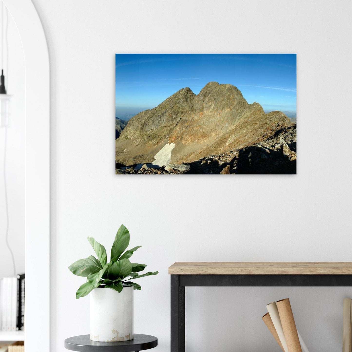 Tableau photo de la cime du Gélas dans le parc national du Mercantour sur aluminium Dibond mat, présenté dans un espace de travail