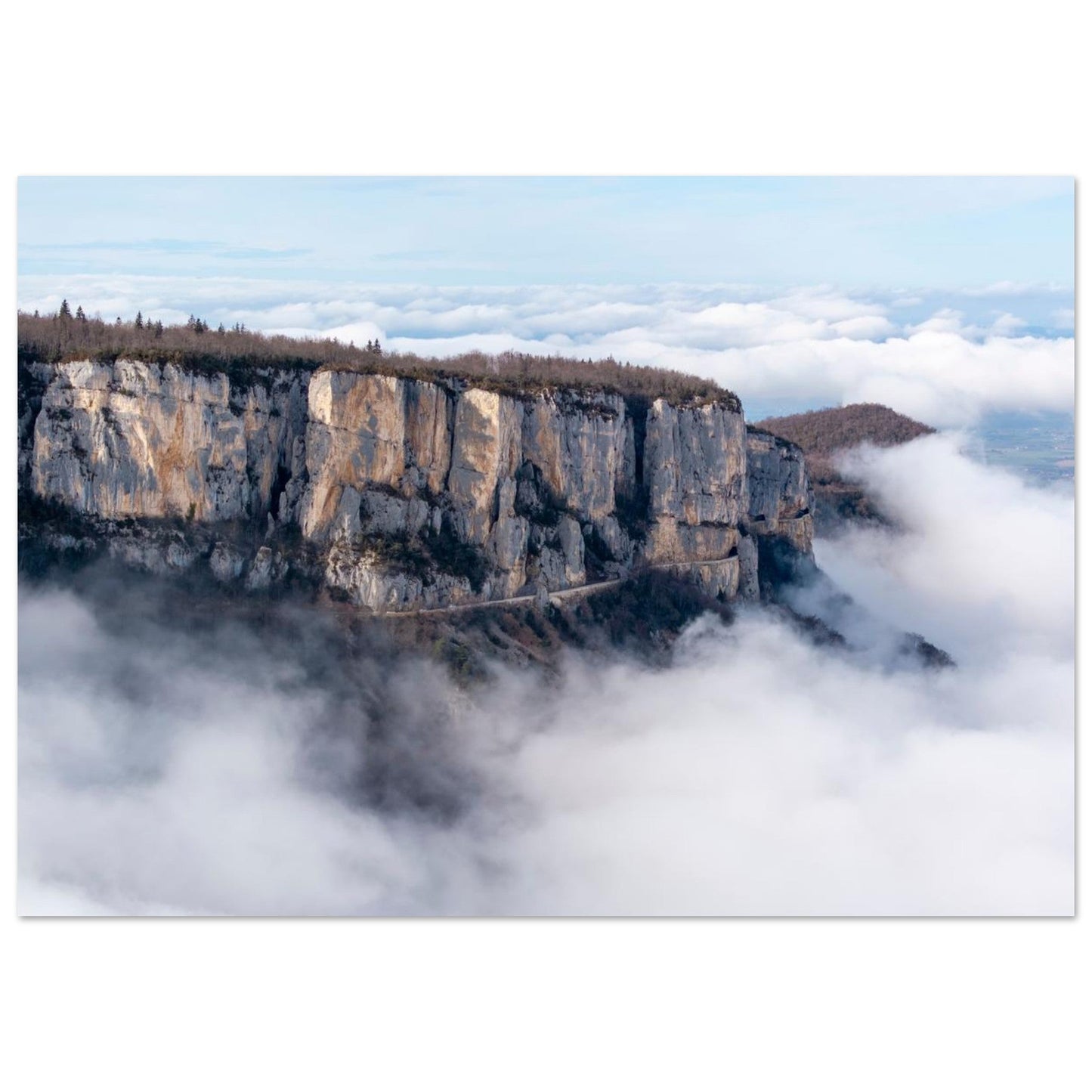 Photo de la route de Combe Laval au-dessus des nuages — tableau photo paysage de montagne en Alu Dibond