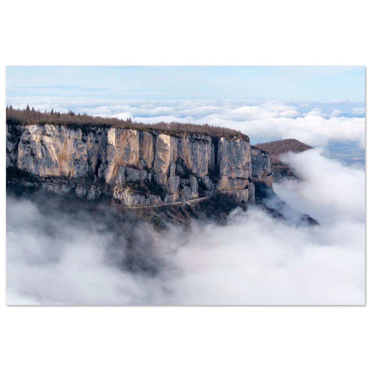 Photo de la route de Combe Laval au-dessus des nuages — tableau photo paysage de montagne en Alu Dibond