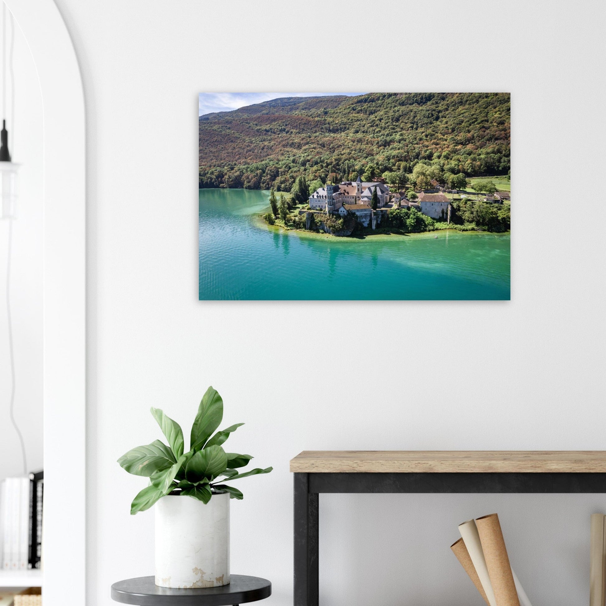 Tableau photo de l'Abbaye d’Hautecombe sur les rives du lac du Bourget sur aluminium Dibond mat, exposé dans une chambre