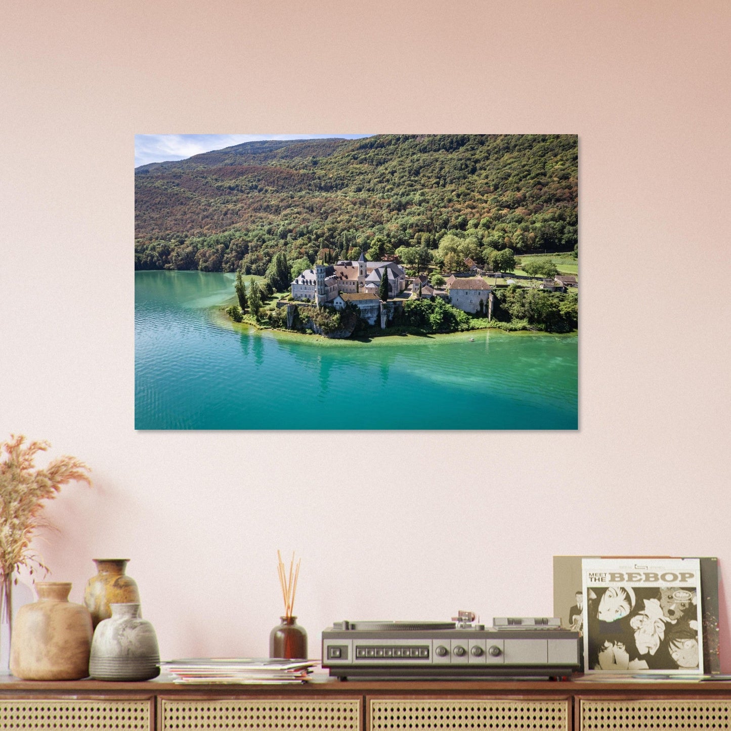 Tableau photo de l'Abbaye d’Hautecombe sur les rives du lac du Bourget sur aluminium Dibond mat, présenté dans un espace de vie