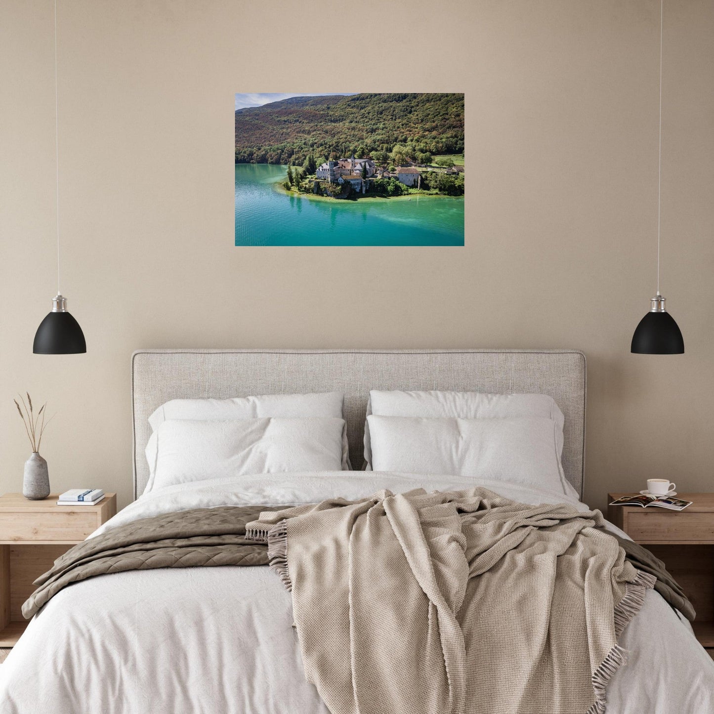 Tableau photo de l'Abbaye d’Hautecombe sur les rives du lac du Bourget sur aluminium Dibond mat, présenté dans un intérieur