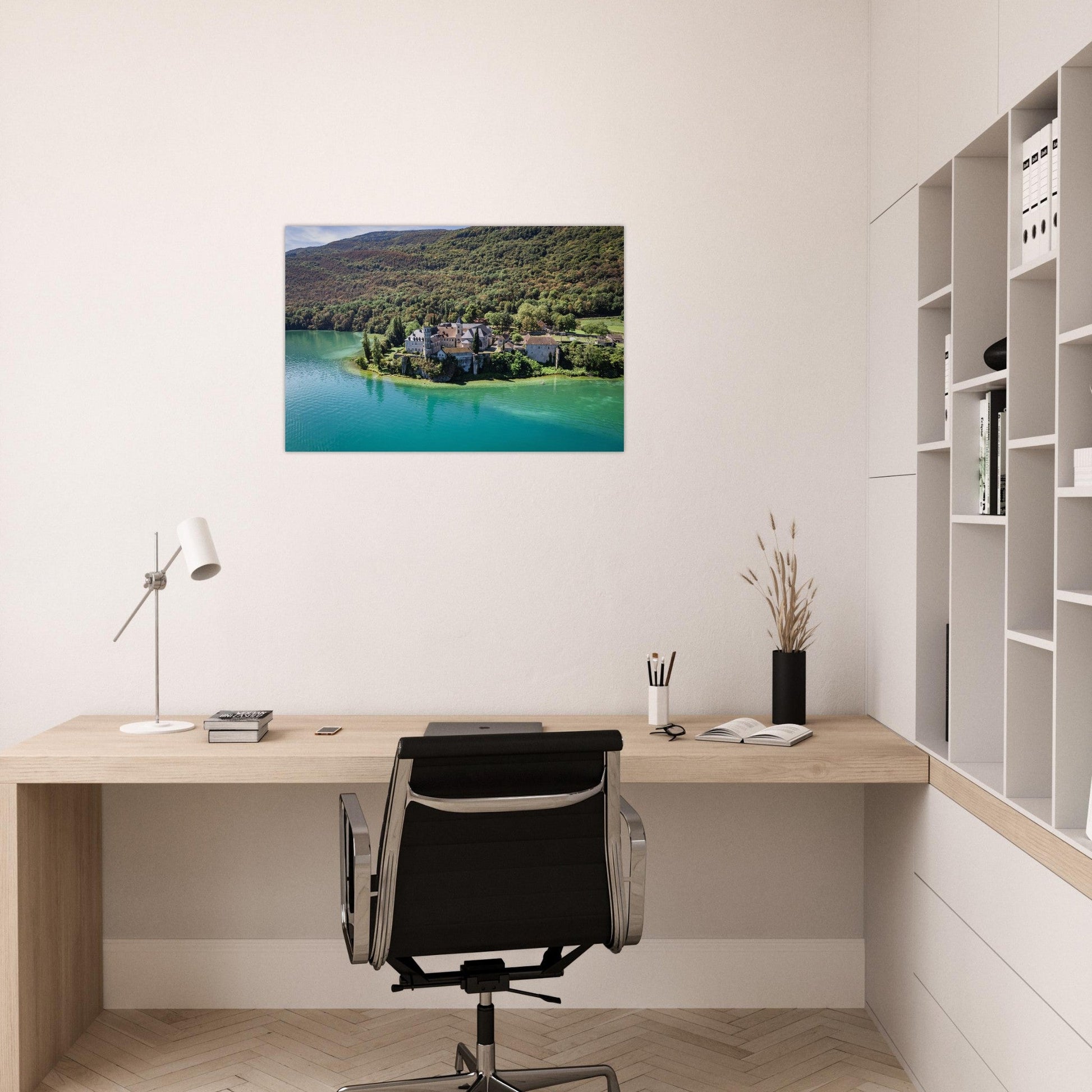 Tableau photo de l'Abbaye d’Hautecombe sur les rives du lac du Bourget sur aluminium Dibond mat, présenté dans un espace de travail