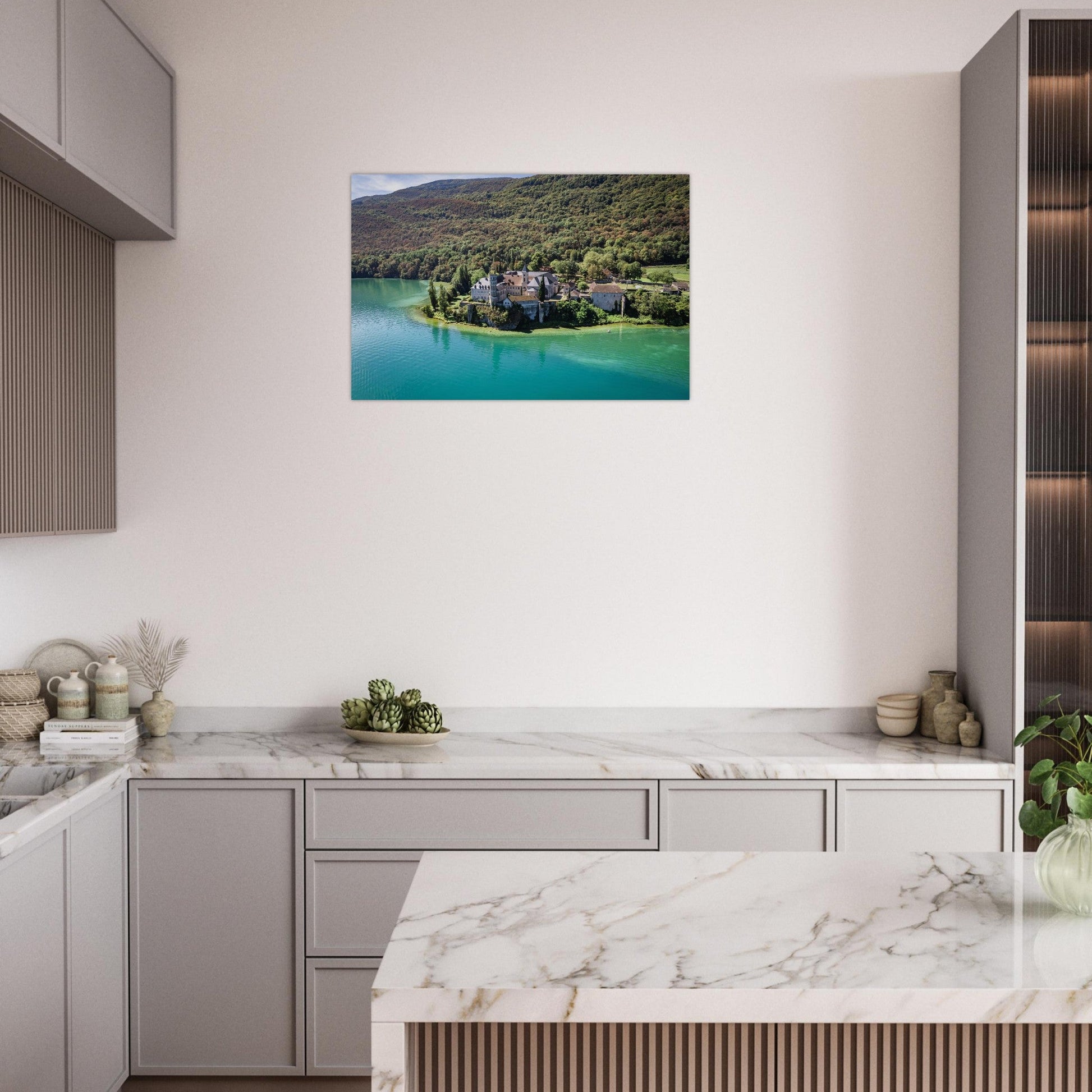 Tableau photo de l'Abbaye d’Hautecombe sur les rives du lac du Bourget sur aluminium Dibond mat, accroché sur un mur clair
