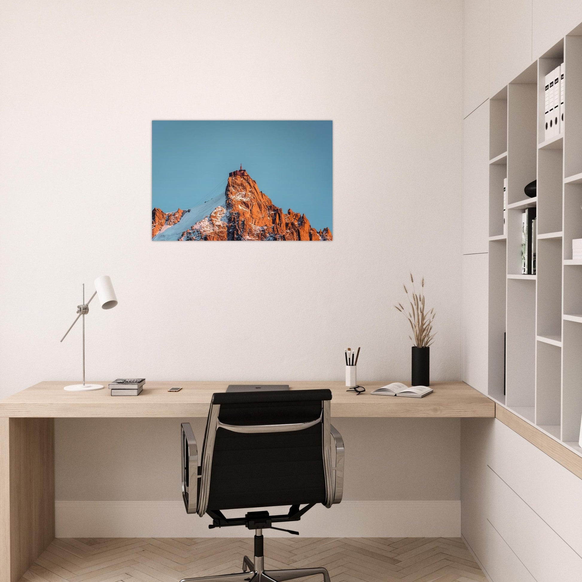 Tableau photo de l’Aiguille du Midi au coucher du soleil sur aluminium Dibond mat, présenté dans un espace de travail