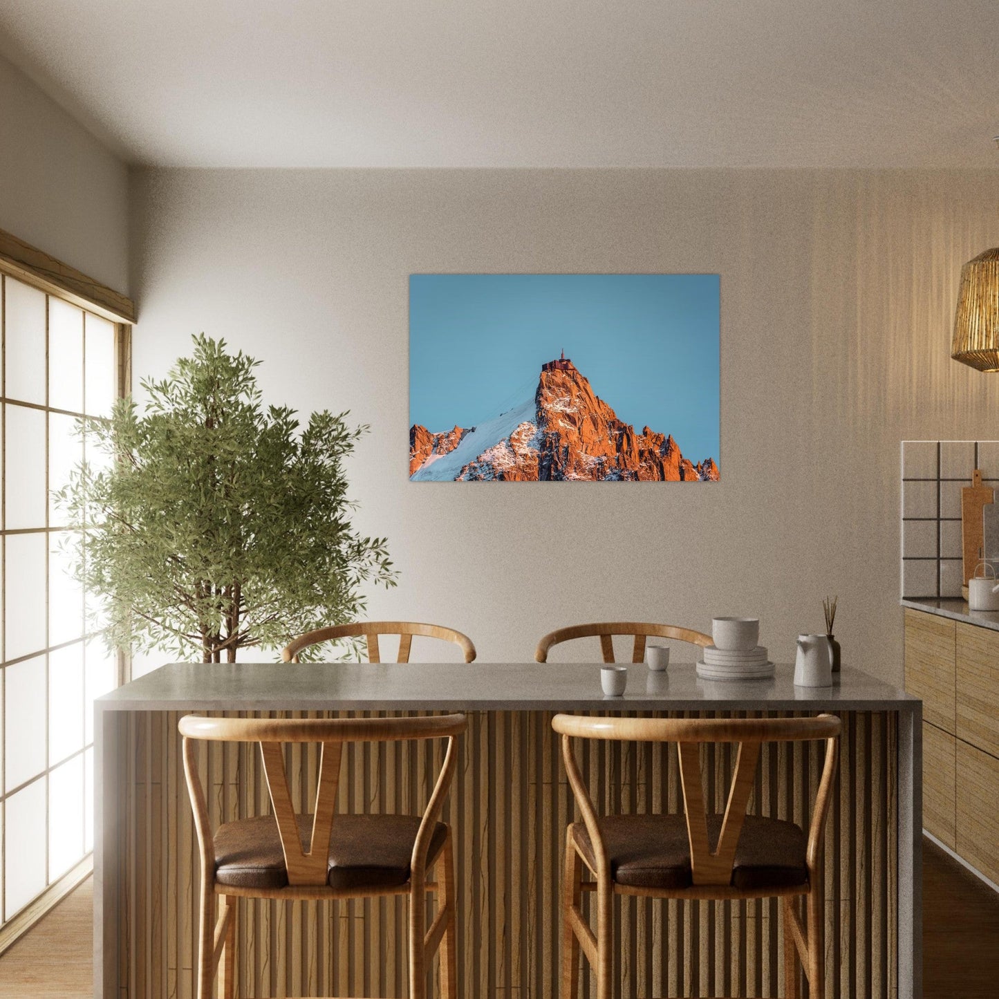Tableau photo de l’Aiguille du Midi au coucher du soleil sur aluminium Dibond mat, présenté dans un intérieur