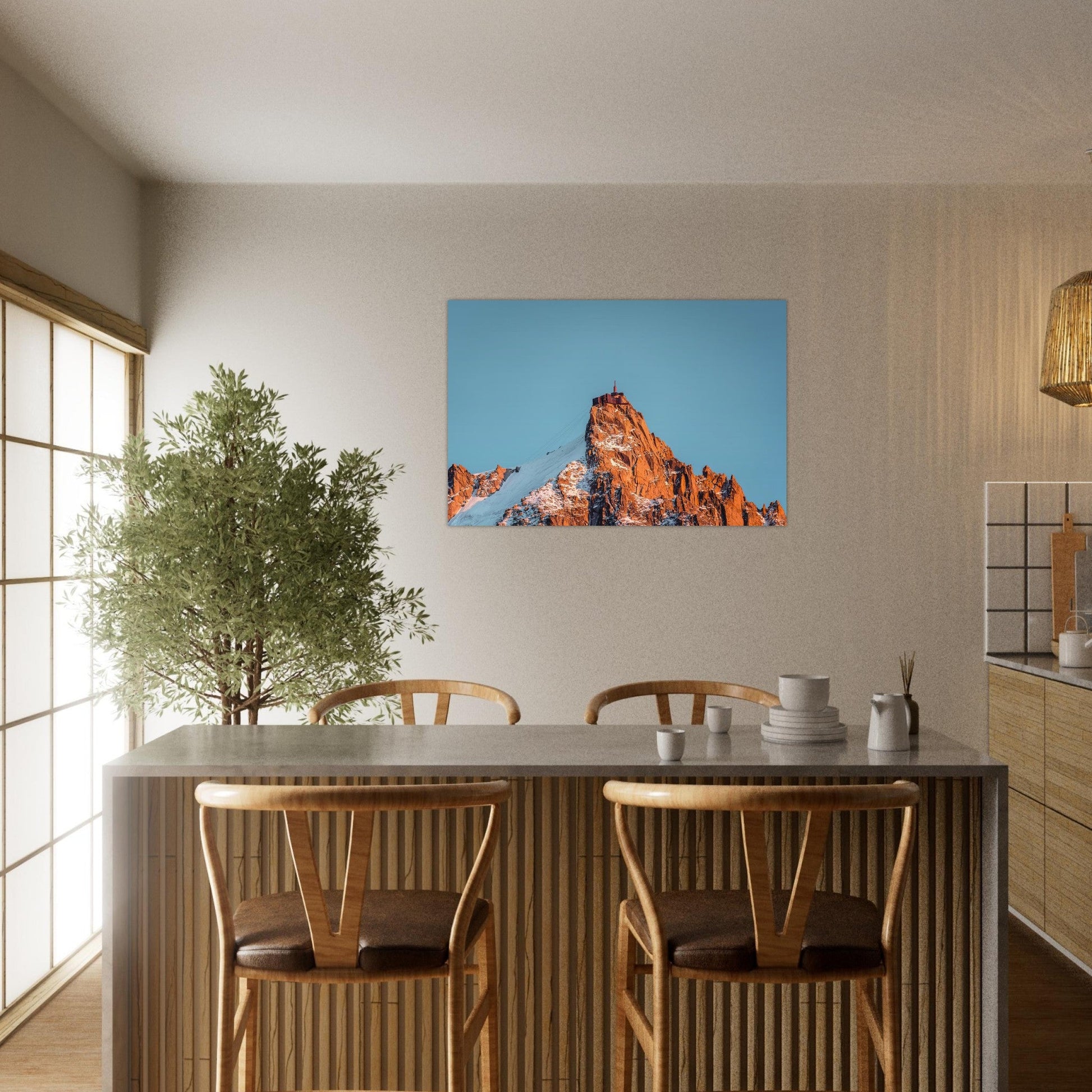Tableau photo de l’Aiguille du Midi au coucher du soleil sur aluminium Dibond mat, présenté dans un intérieur