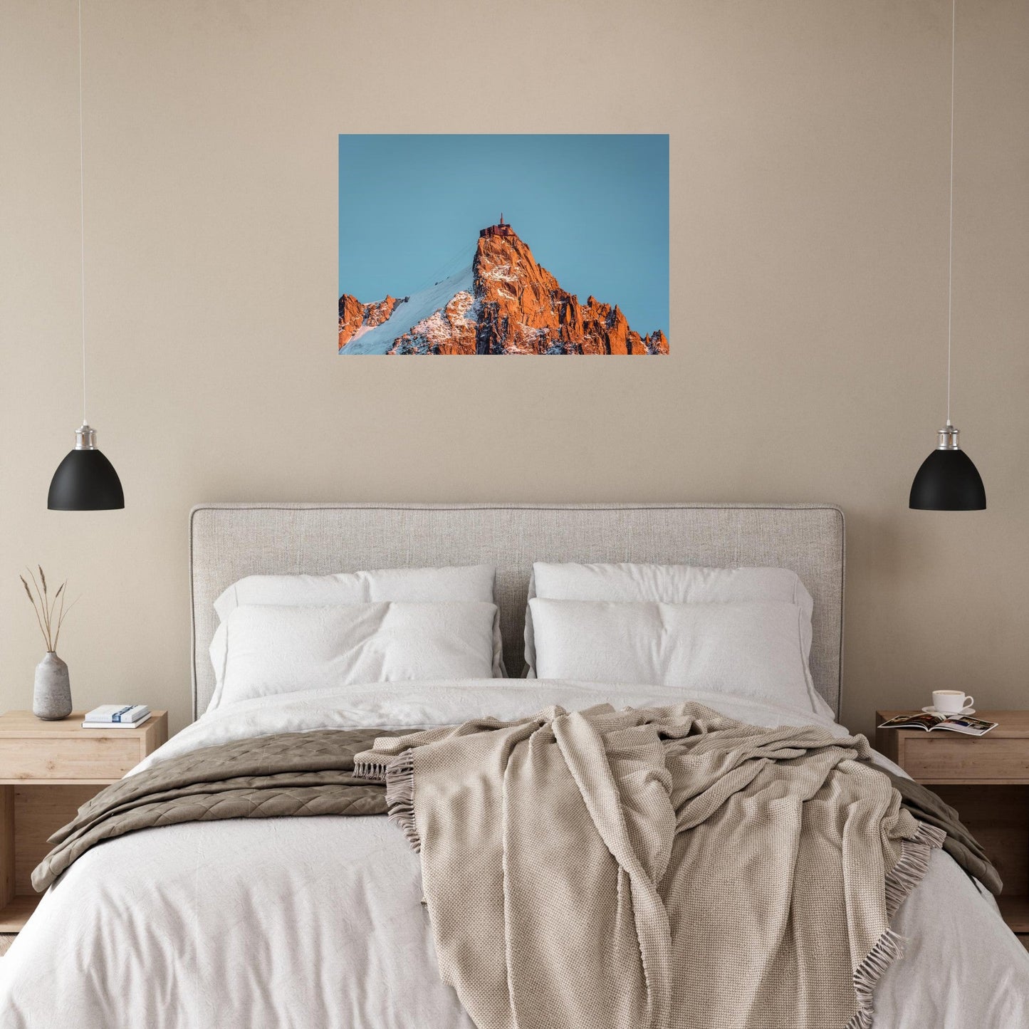 Tableau photo de l’Aiguille du Midi au coucher du soleil sur aluminium Dibond mat, accroché sur un mur clair