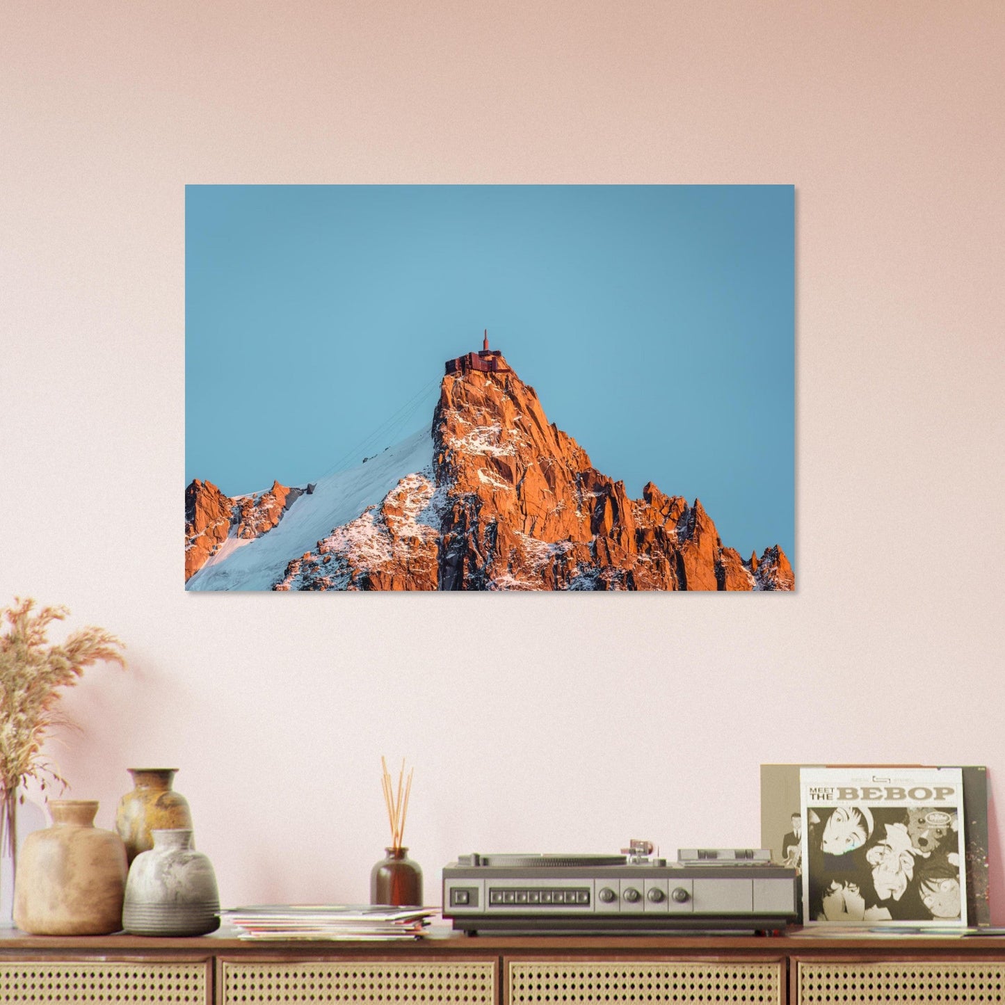 Tableau photo de l’Aiguille du Midi au coucher du soleil sur aluminium Dibond mat, présenté dans un espace de vie