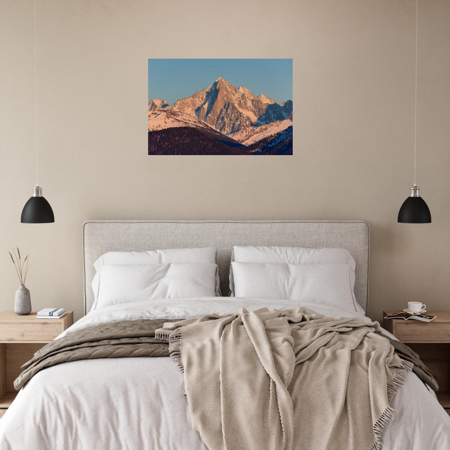 Tableau photo de l’Aiguille Verte au lever du soleil sur aluminium Dibond mat, présenté dans un espace de travail