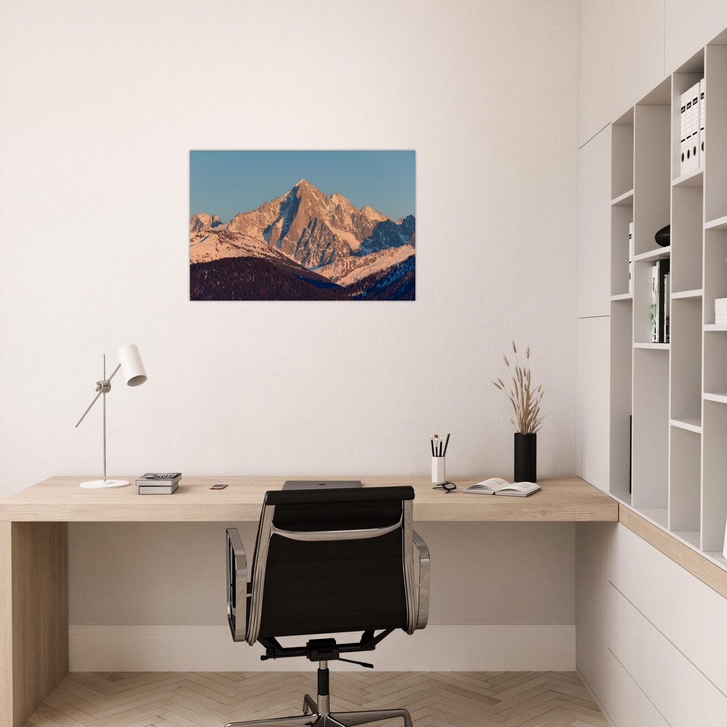 Tableau photo de l’Aiguille Verte au lever du soleil sur aluminium Dibond mat, accroché sur un mur clair