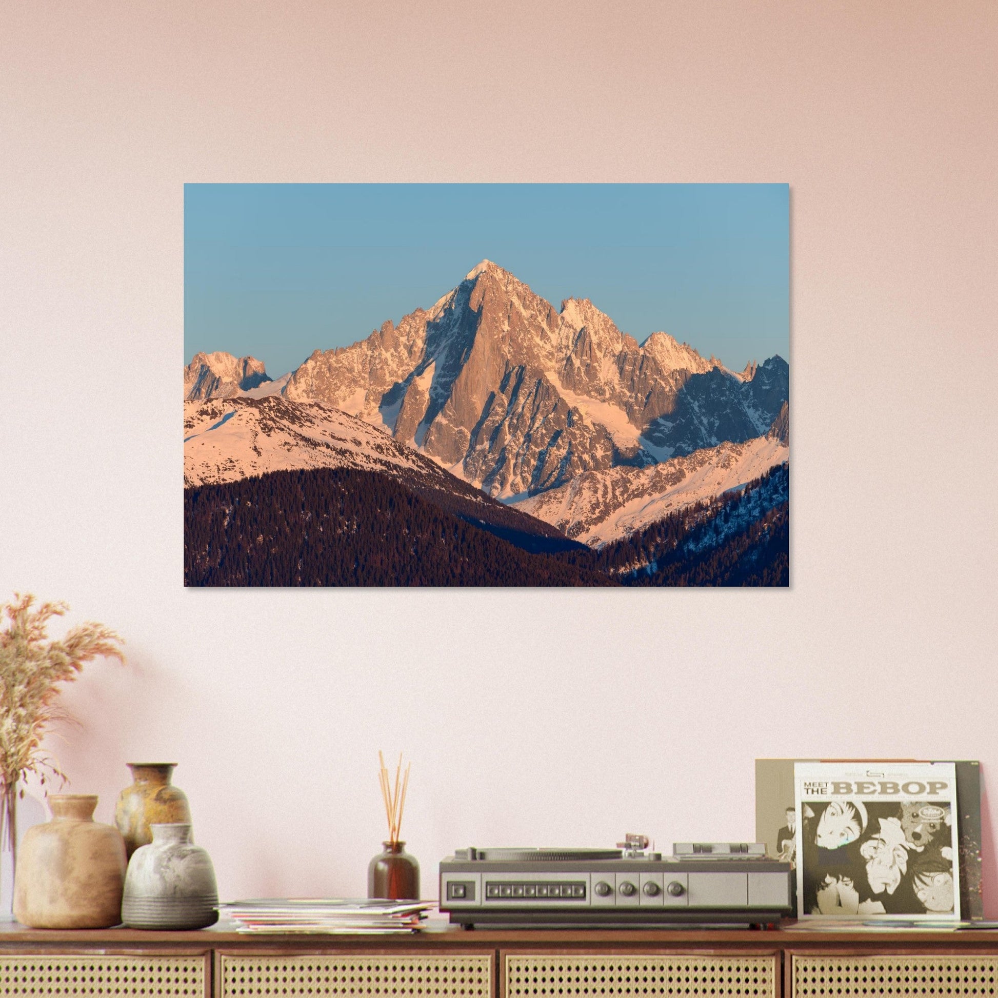 Tableau photo de l’Aiguille Verte au lever du soleil sur aluminium Dibond mat, présenté dans un intérieur