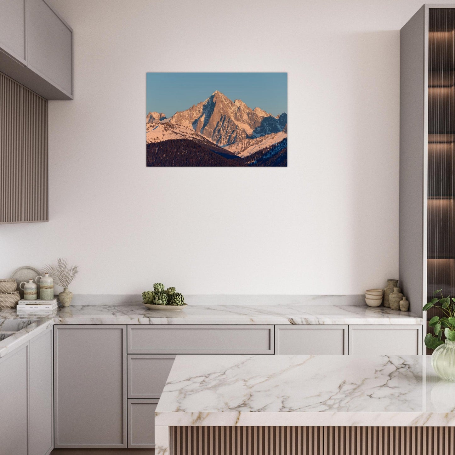 Tableau photo de l’Aiguille Verte au lever du soleil sur aluminium Dibond mat, exposé dans une chambre
