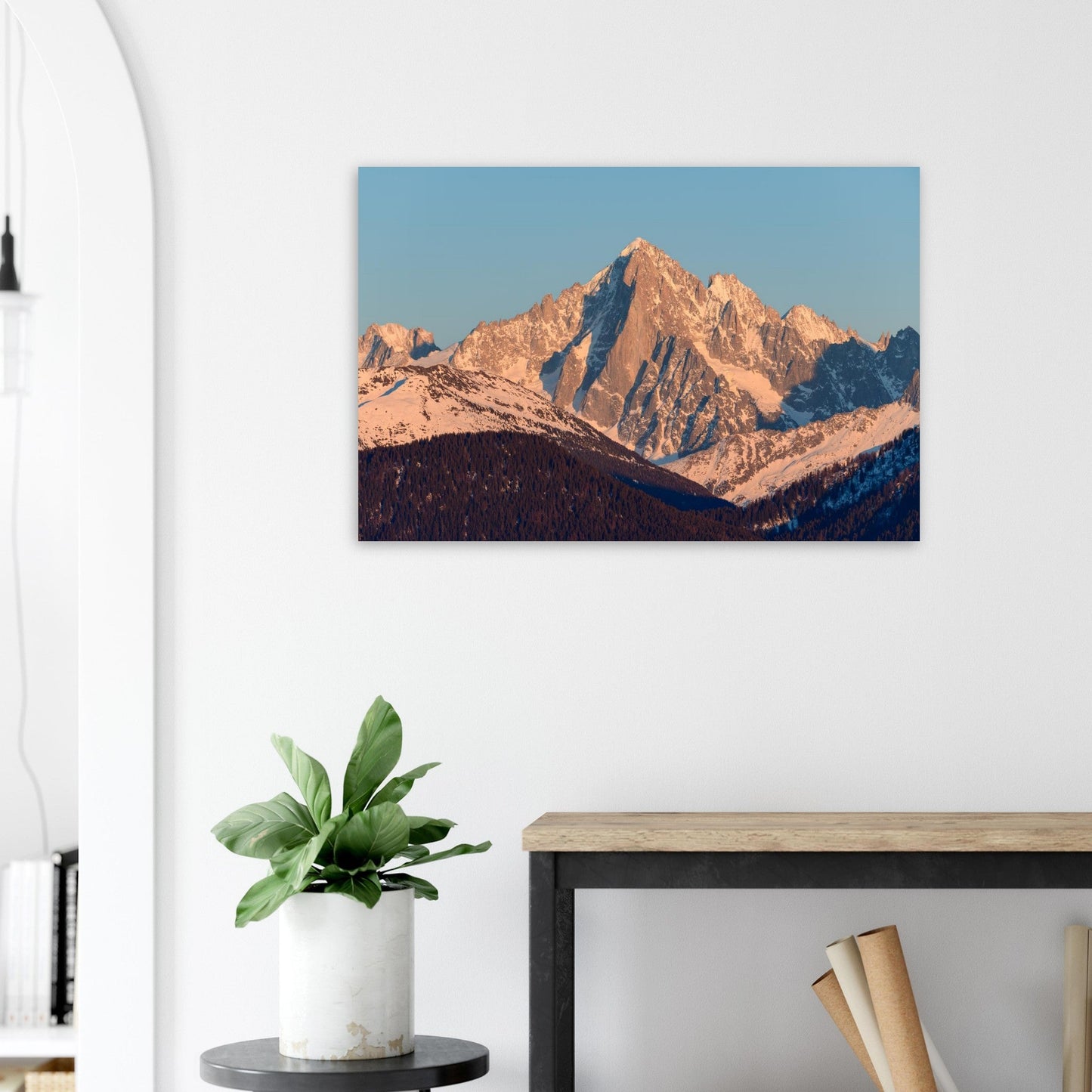Tableau photo de l’Aiguille Verte au lever du soleil sur aluminium Dibond mat, mis en scène dans une cuisine moderne