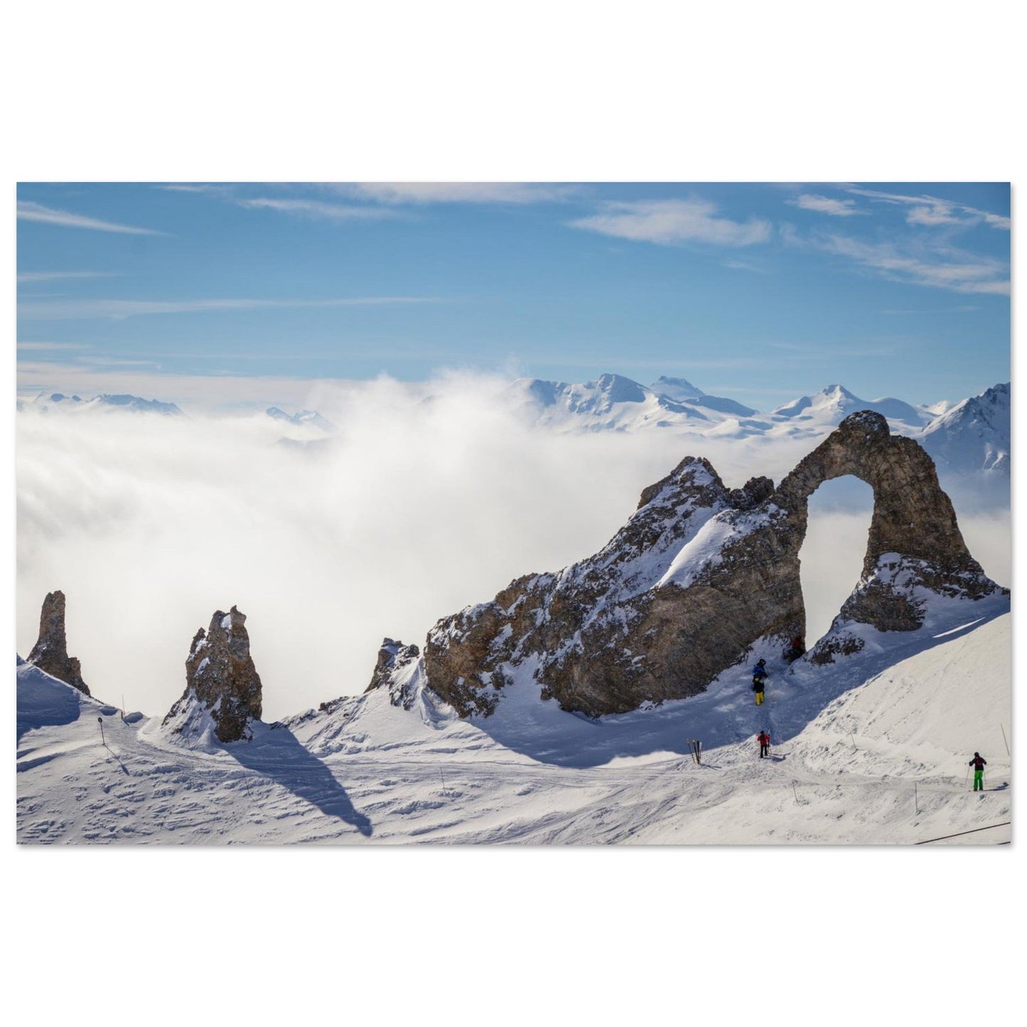 Photo de skieurs vers l’Aiguille Percée à Tignes — tableau photo paysage de montagne en Alu Dibond, fabrication française