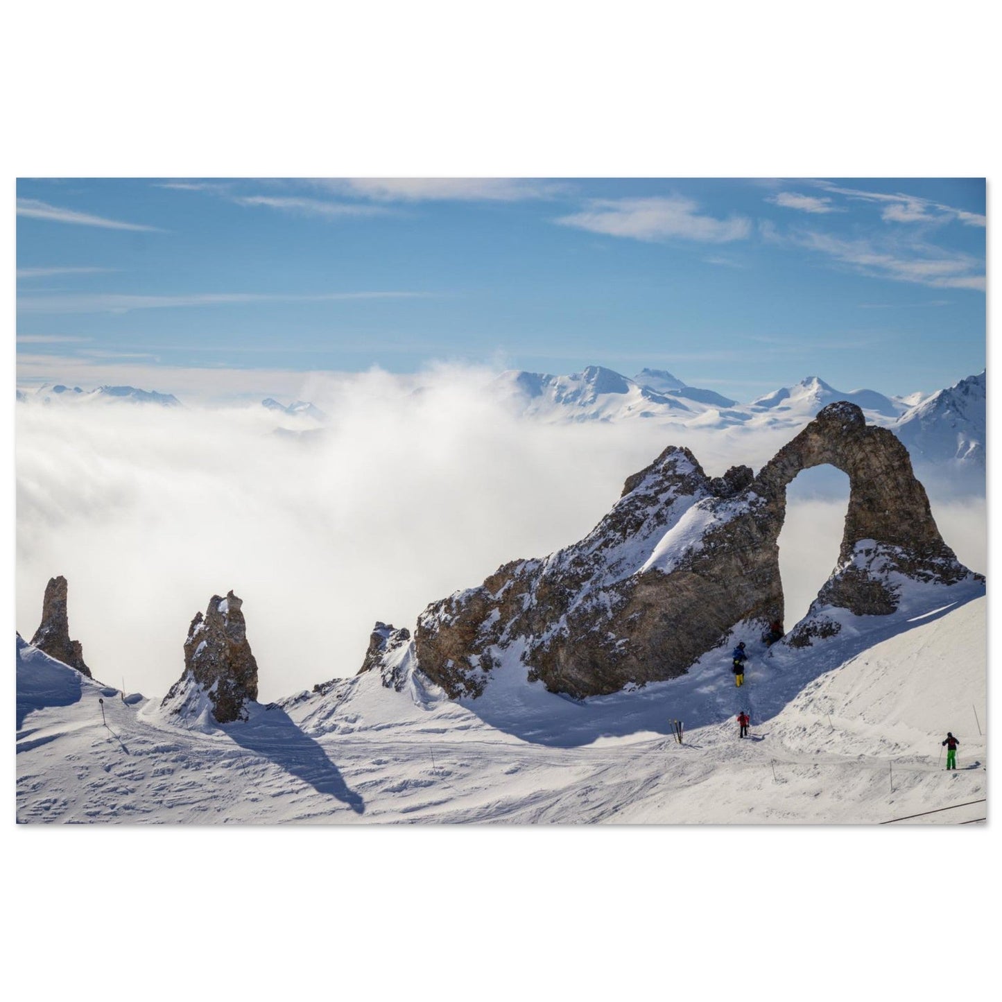 Photo de skieurs vers l’Aiguille Percée à Tignes — tableau photo paysage de montagne en Alu Dibond, fabrication française