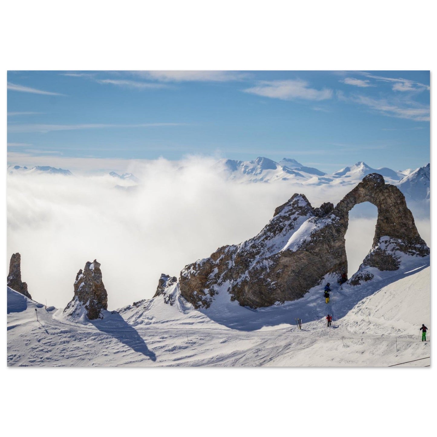 Photo de skieurs vers l’Aiguille Percée à Tignes — tableau photo paysage de montagne en Alu Dibond, fabrication française