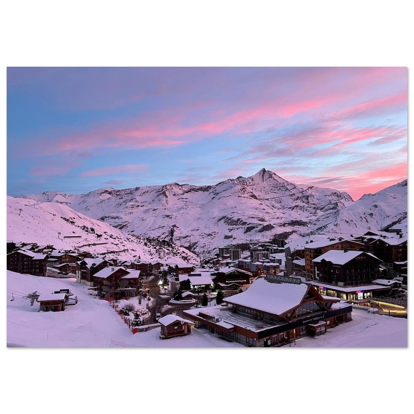 Photo de Tignes sous la neige et un ciel rose — tableau photo paysage de montagne en Alu Dibond, fabrication française