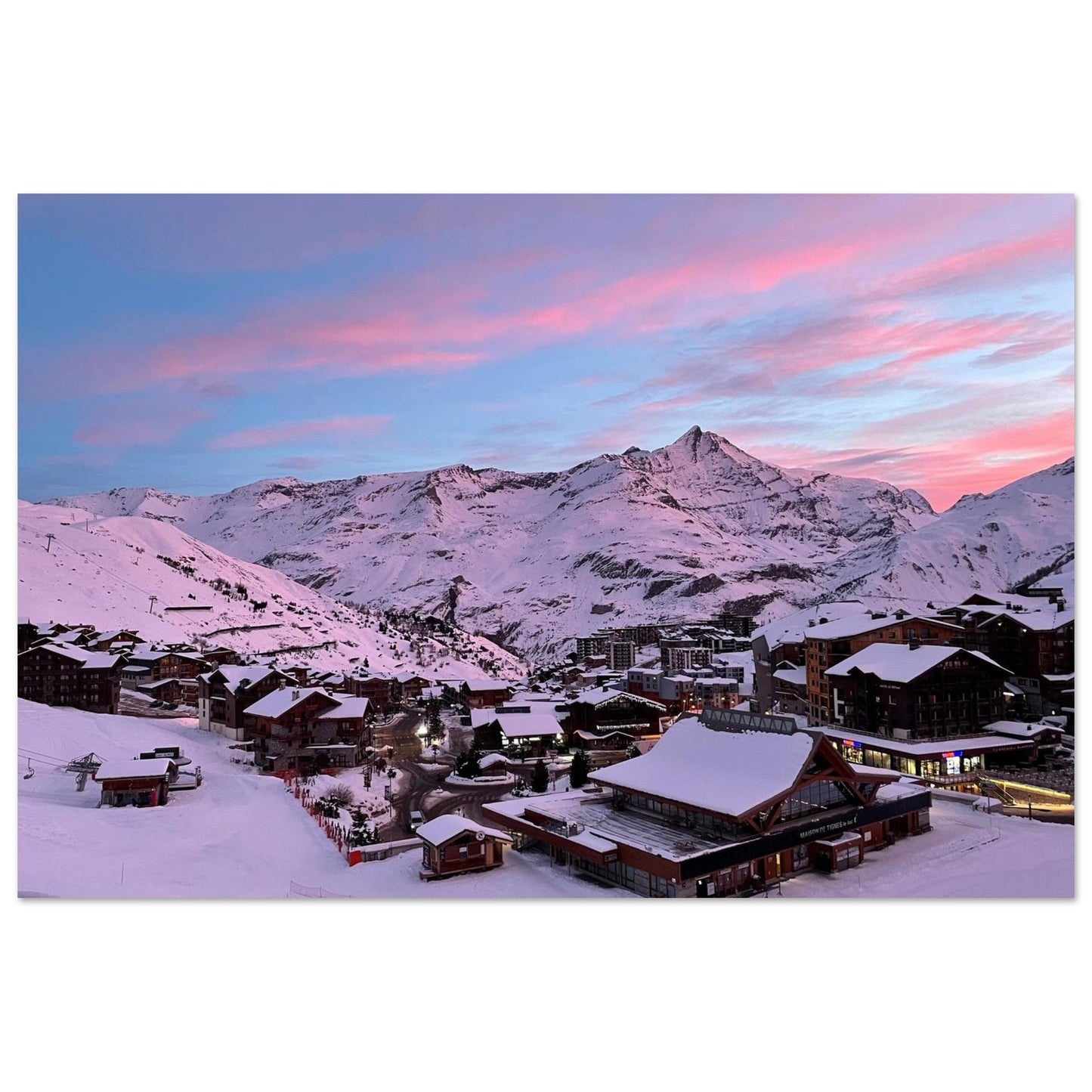 Photo de Tignes sous la neige et un ciel rose — tableau photo paysage de montagne en Alu Dibond, fabrication française