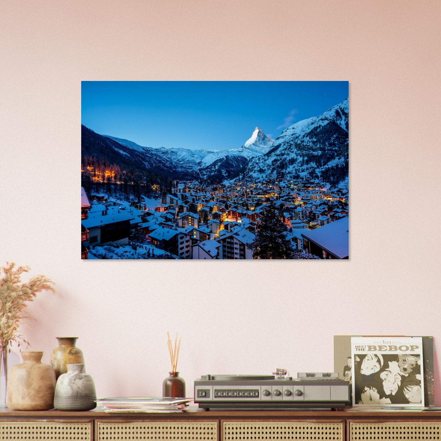 Tableau photo de Zermatt sous le Cervin à l’heure bleue sur aluminium Dibond mat, accroché sur un mur clair