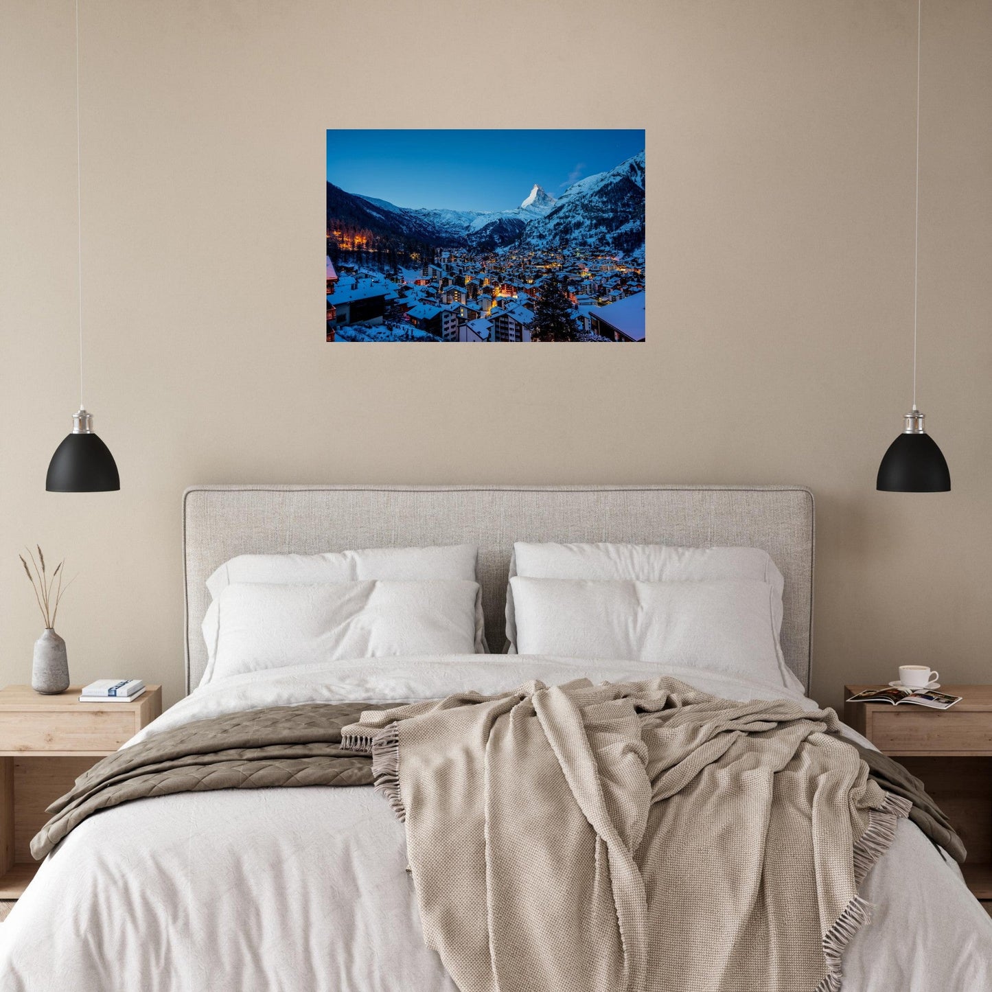 Tableau photo de Zermatt sous le Cervin à l’heure bleue sur aluminium Dibond mat, présenté dans un espace de vie