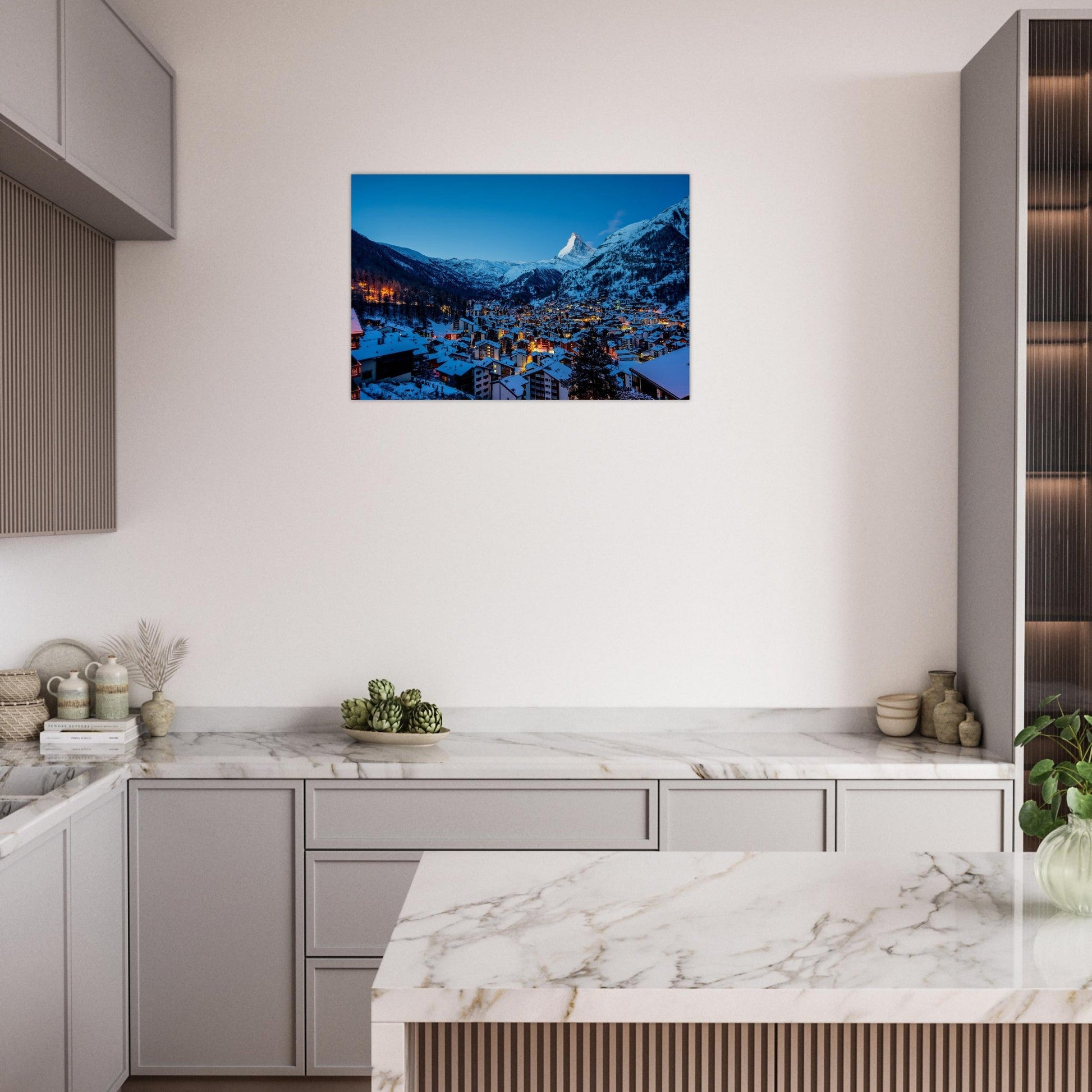 Tableau photo de Zermatt sous le Cervin à l’heure bleue sur aluminium Dibond mat, présenté dans un intérieur