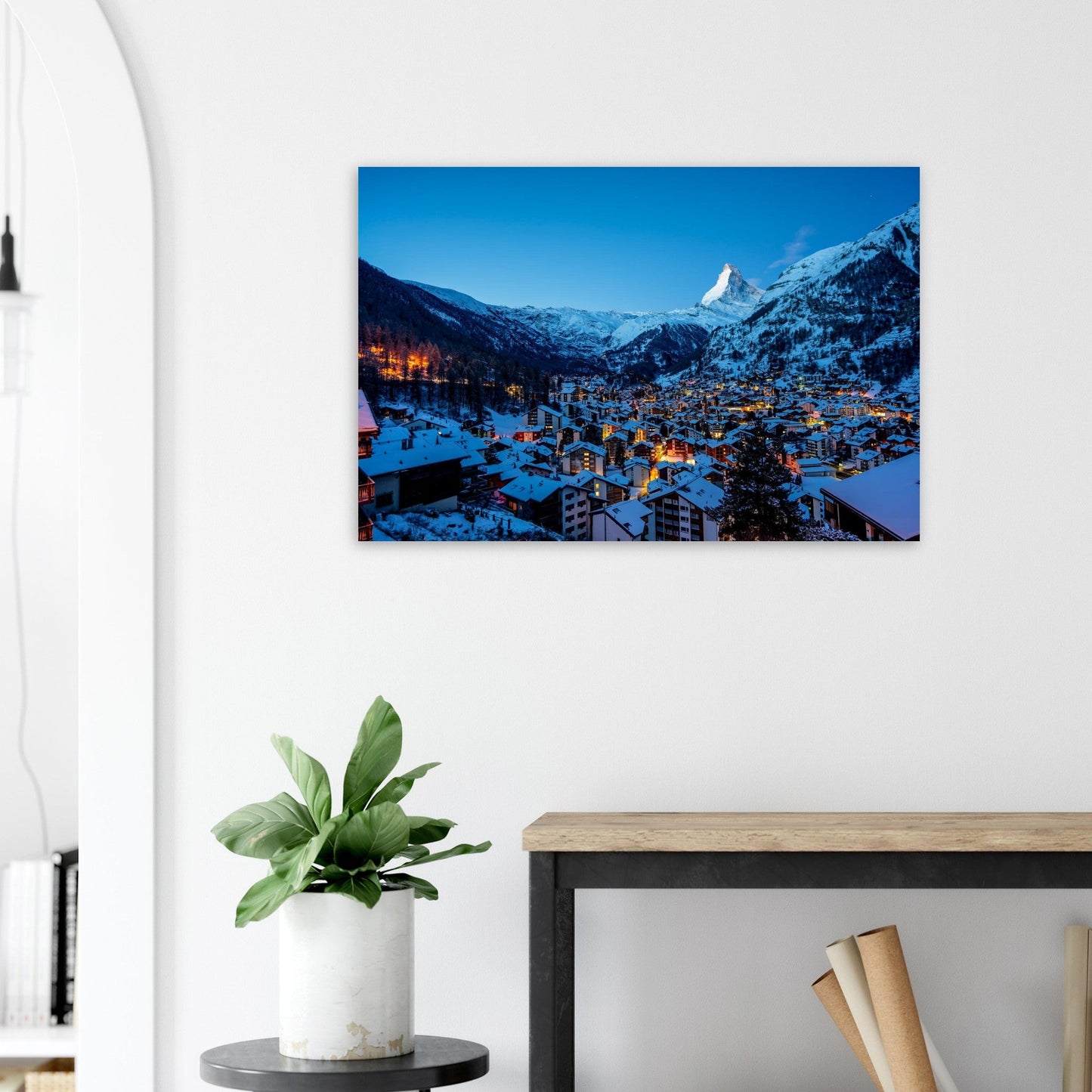 Tableau photo de Zermatt sous le Cervin à l’heure bleue sur aluminium Dibond mat, exposé dans une chambre