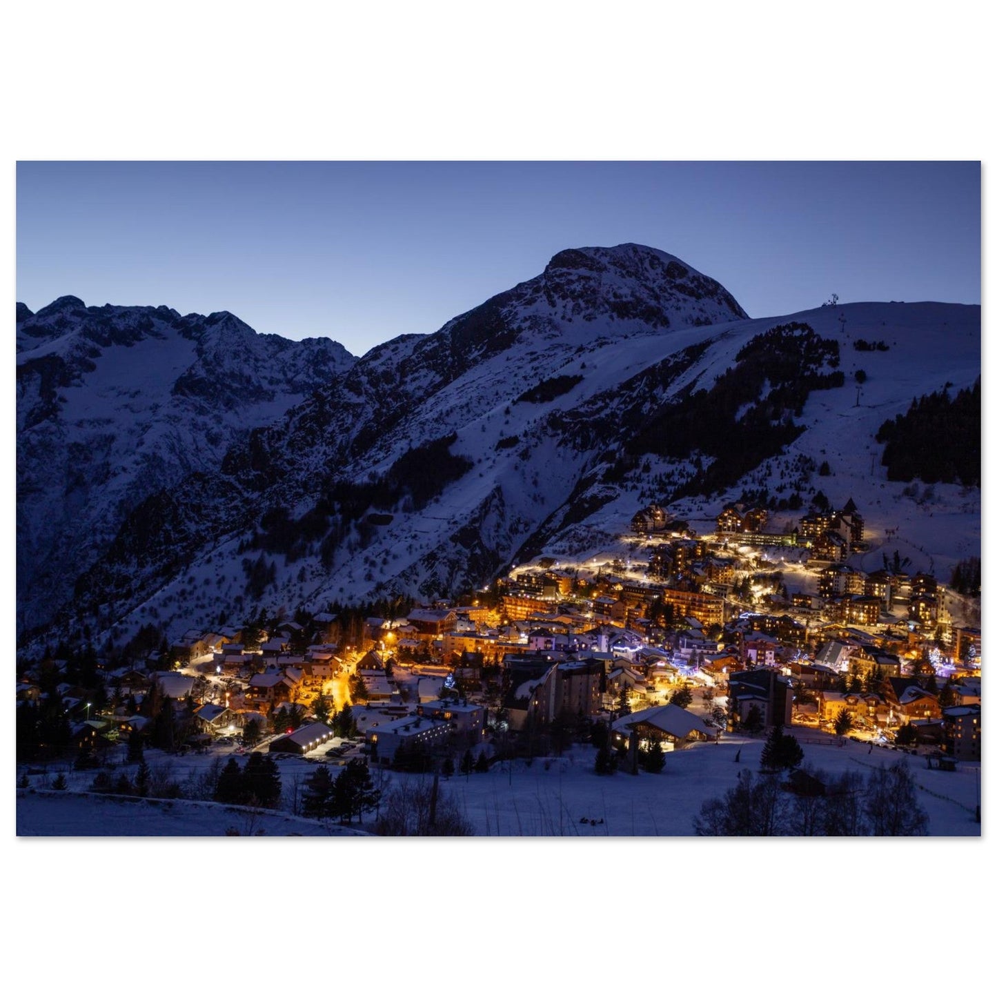 Photo des Deux Alpes illuminées à la tombée de la nuit — tableau photo paysage de montagne en Alu Dibond, imprimé à la commande en France