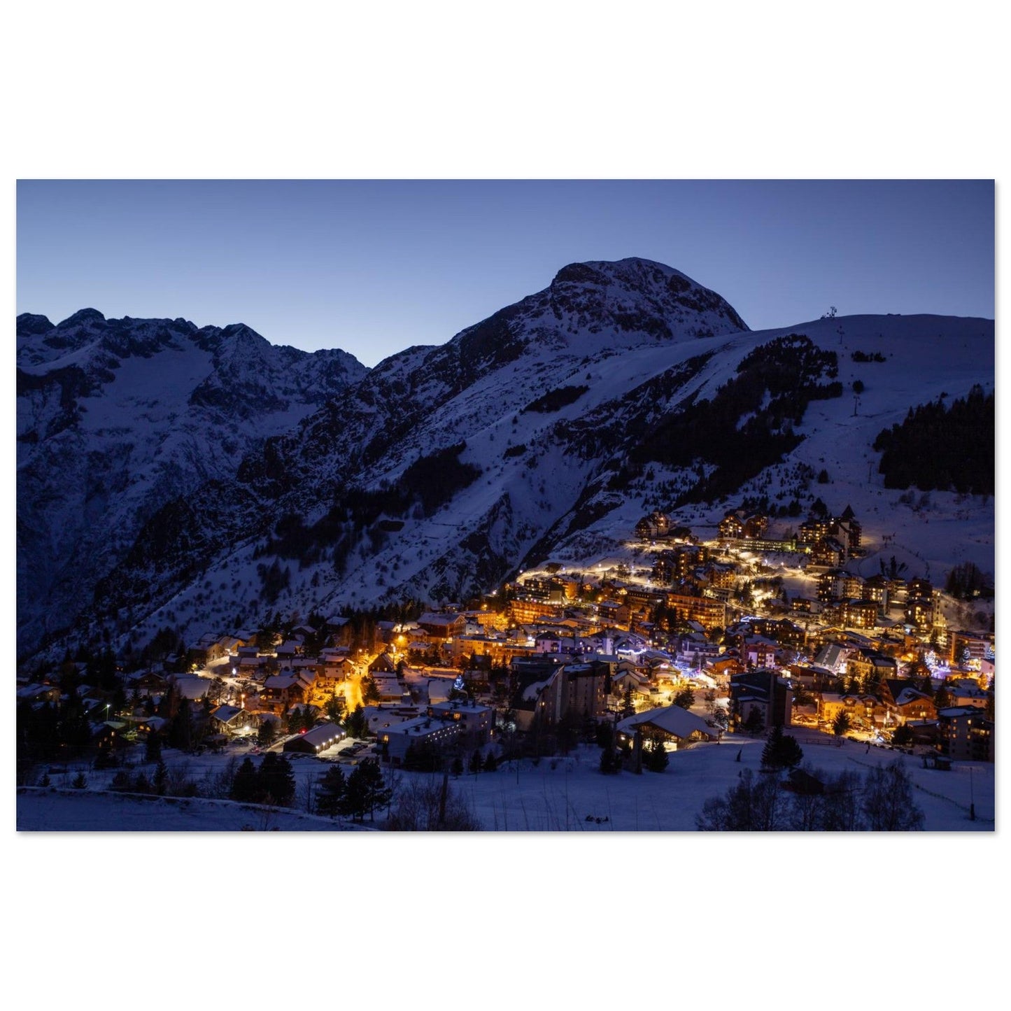 Photo des Deux Alpes illuminées à la tombée de la nuit — tableau photo paysage de montagne en Alu Dibond, imprimé à la commande en France