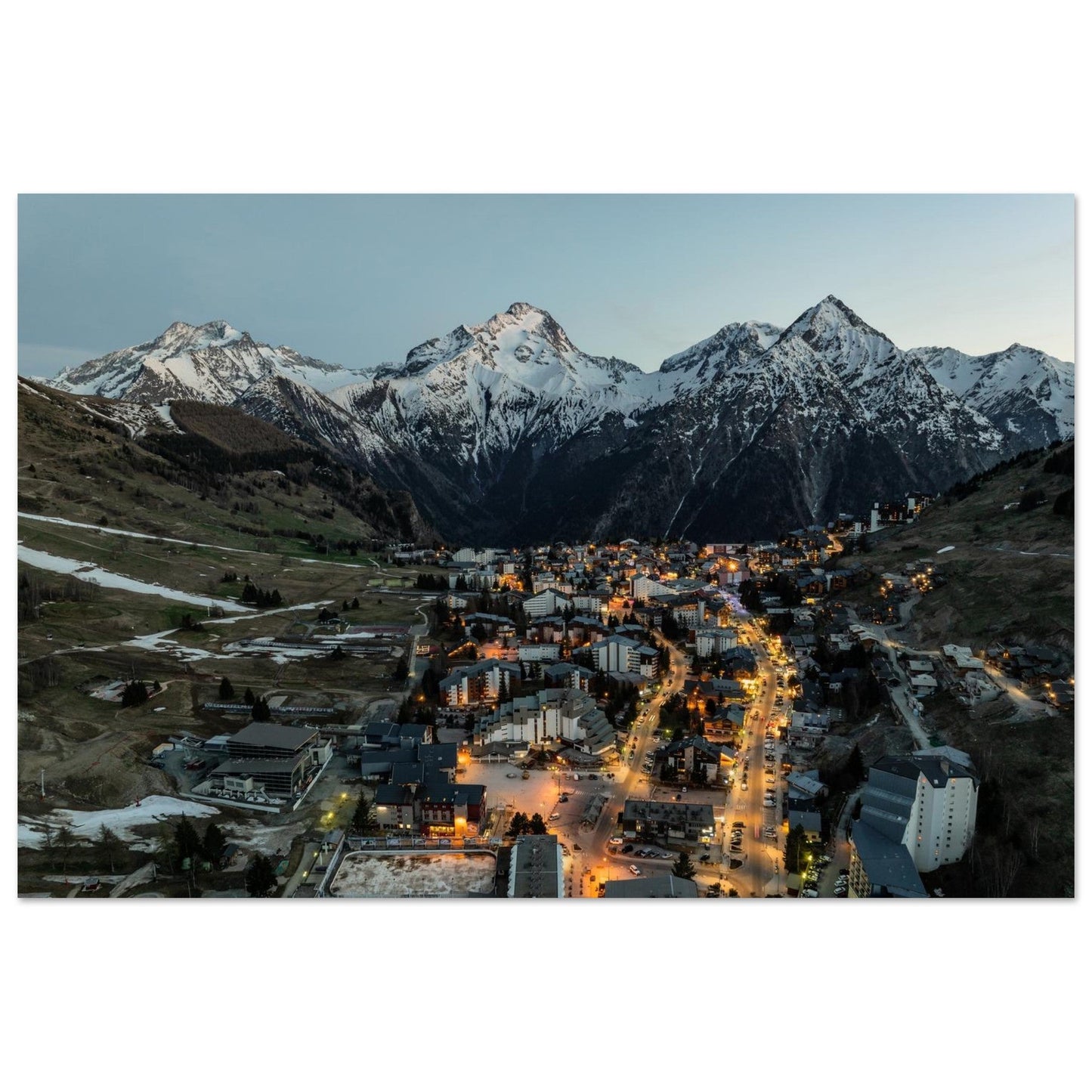 Foto von Les Deux Alpes vom Himmel bei Sonnenuntergang — Fotodruck auf mattem Alu-Dibond