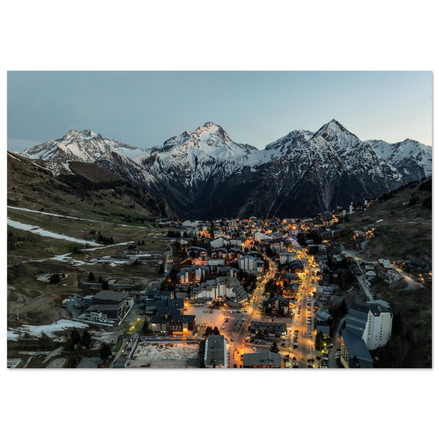 Foto von Les Deux Alpes vom Himmel bei Sonnenuntergang — Fotodruck auf mattem Alu-Dibond