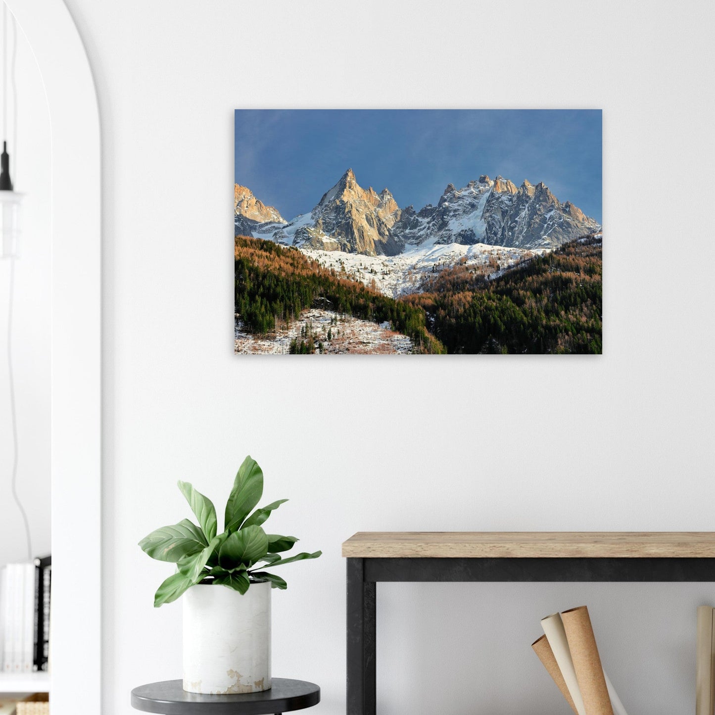 Tableau photo des Drus et de l’Aiguille Verte en automne sur aluminium Dibond mat, présenté dans un espace de travail