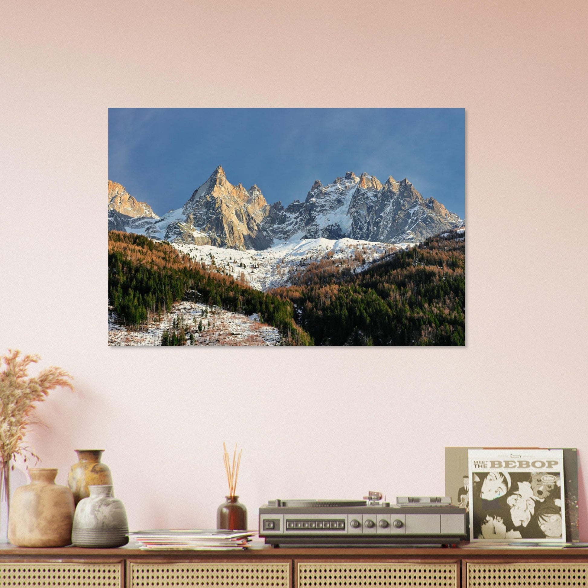 Tableau photo des Drus et de l’Aiguille Verte en automne sur aluminium Dibond mat, exposé dans une chambre