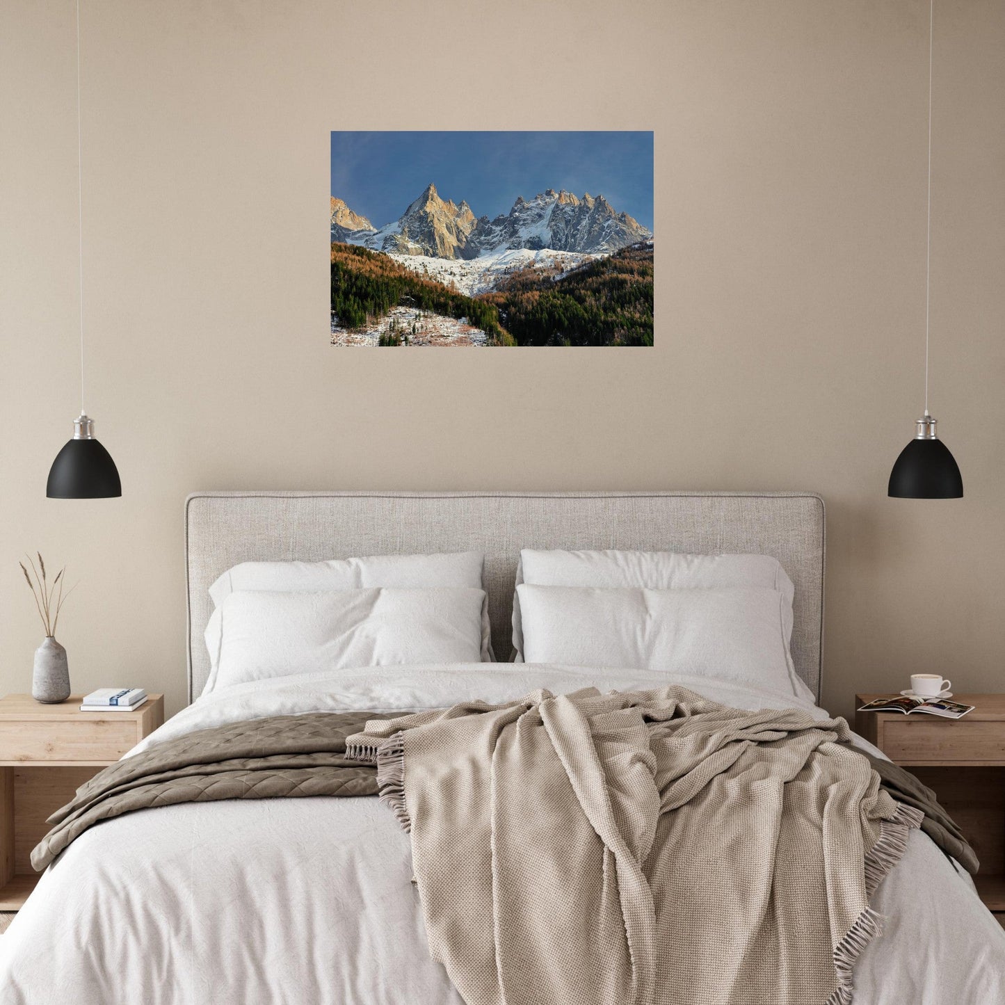 Tableau photo des Drus et de l’Aiguille Verte en automne sur aluminium Dibond mat, mis en scène dans une cuisine moderne