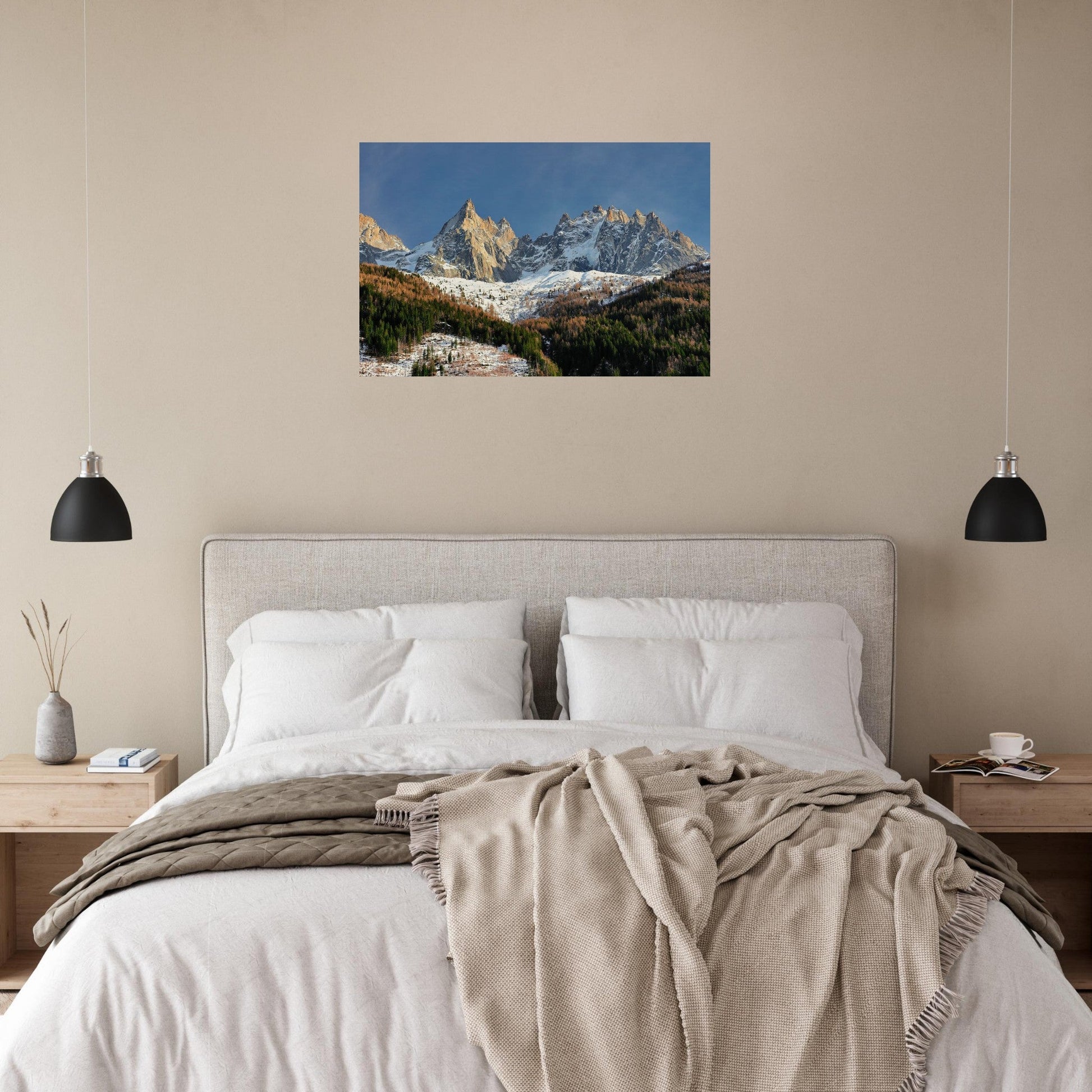 Tableau photo des Drus et de l’Aiguille Verte en automne sur aluminium Dibond mat, mis en scène dans une cuisine moderne