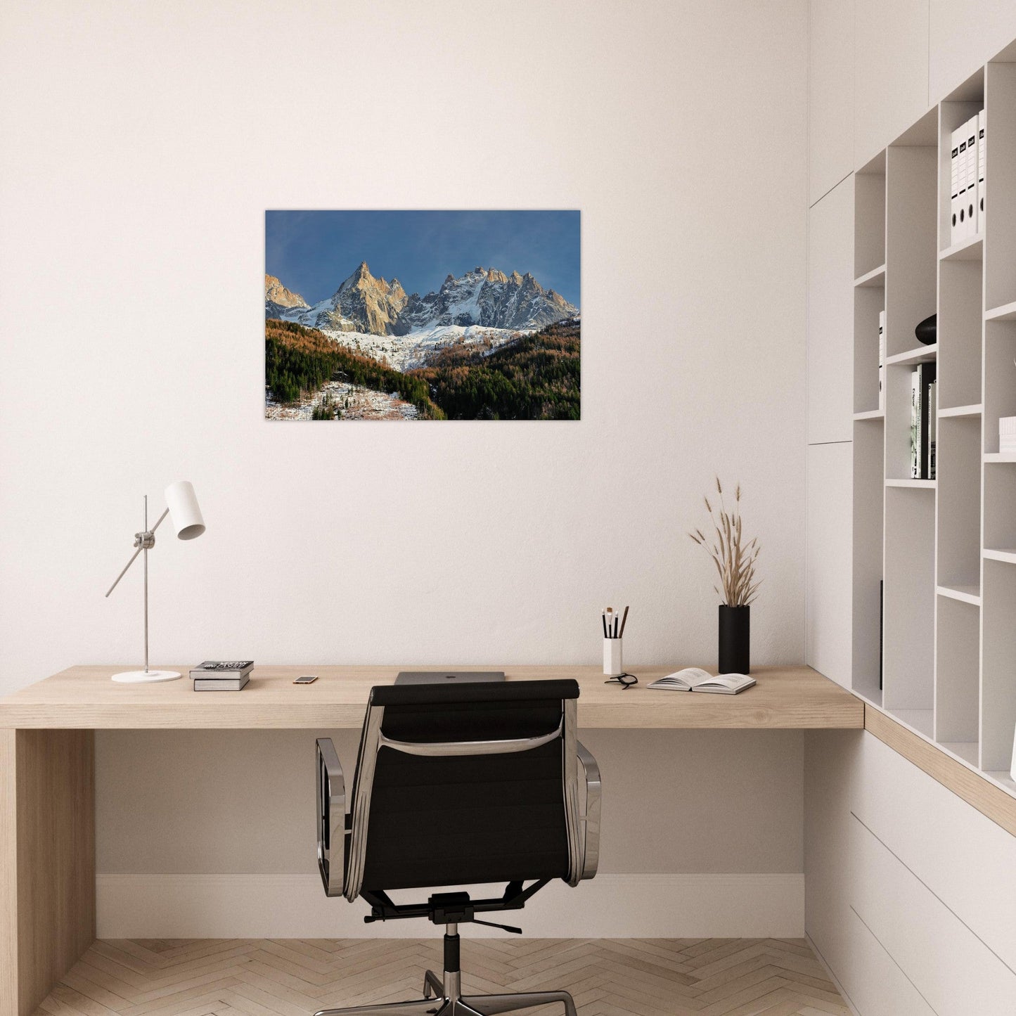 Tableau photo des Drus et de l’Aiguille Verte en automne sur aluminium Dibond mat, présenté dans un espace de vie
